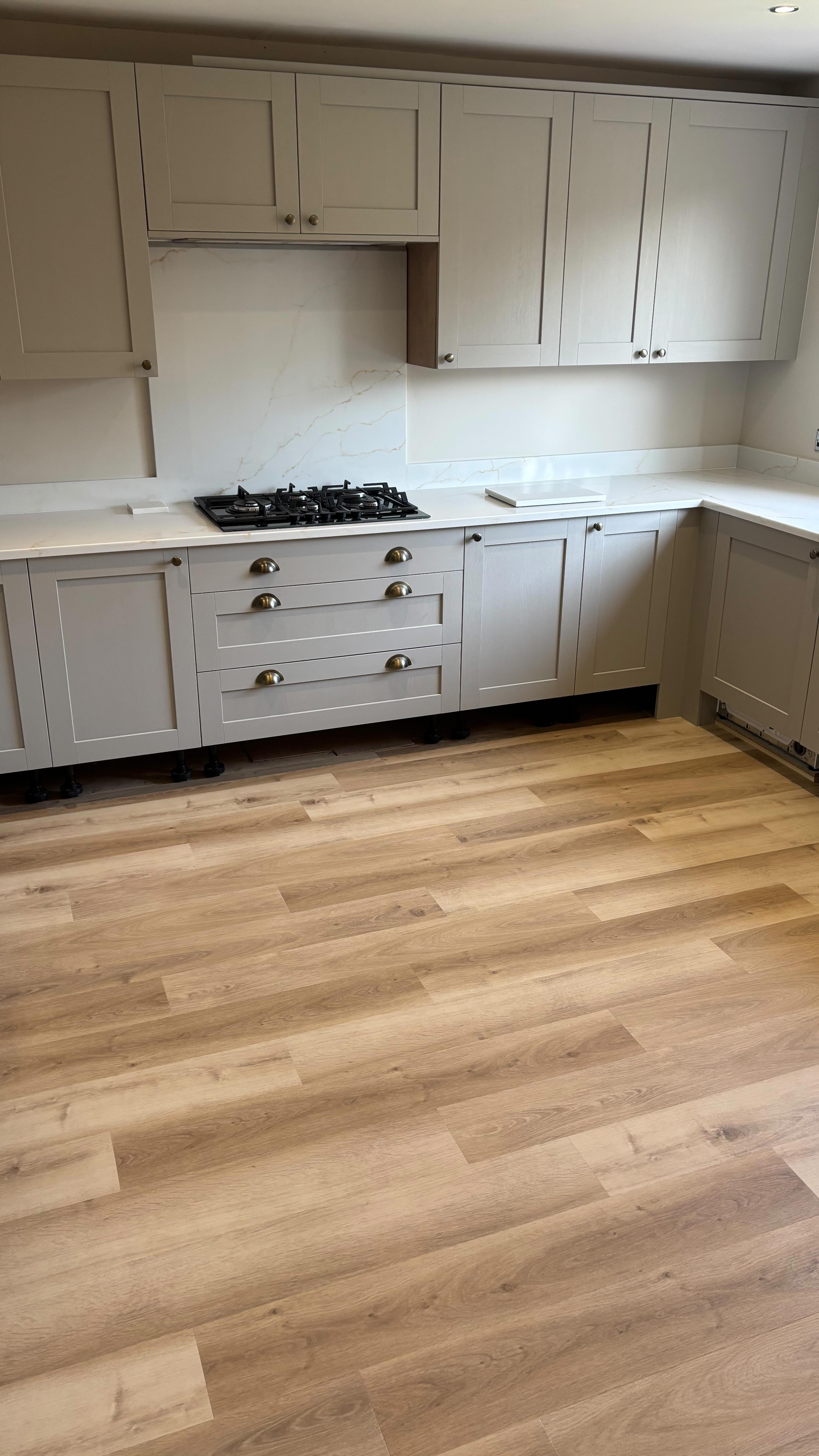 This new kitchen is complimented beautifully with @invictusflooring Maximus New England Oak in Sunrise with full size planks to give that traditional homely feel.
ππ»ππ»π₯
#manchesterfloorlayers #manchesterhomerenovation #manchesterlvtfloor #manchesterkitchenfitter