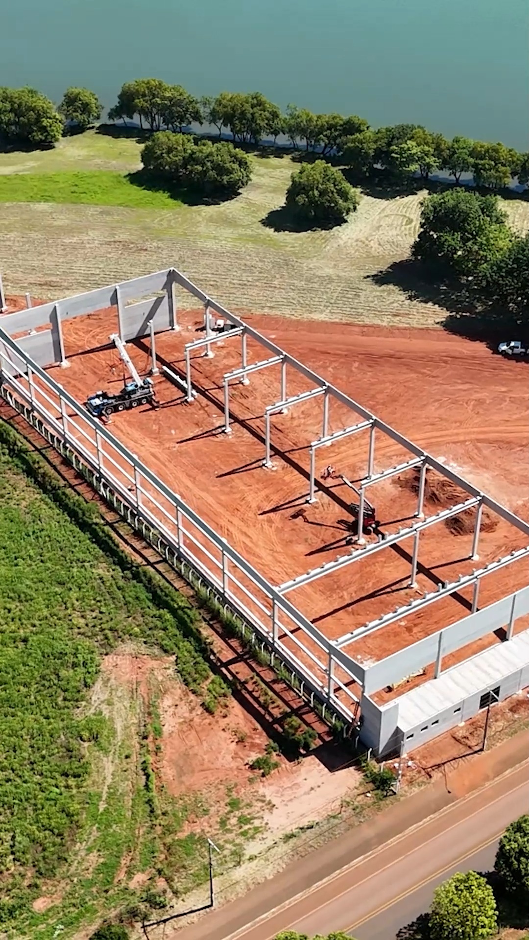 Começando a semana com o projeto do Resort Marina Club Tietê, localizado na cidade de Arealva - SP, que está com a fase de insfraestrutura em estágio avançado. Confira alguns registros dessa obra e dessa paisagem que acompanha o projeto. 💙🚀
#sendi #engenharia #préfabricados #construção #obras #projetos #arealva