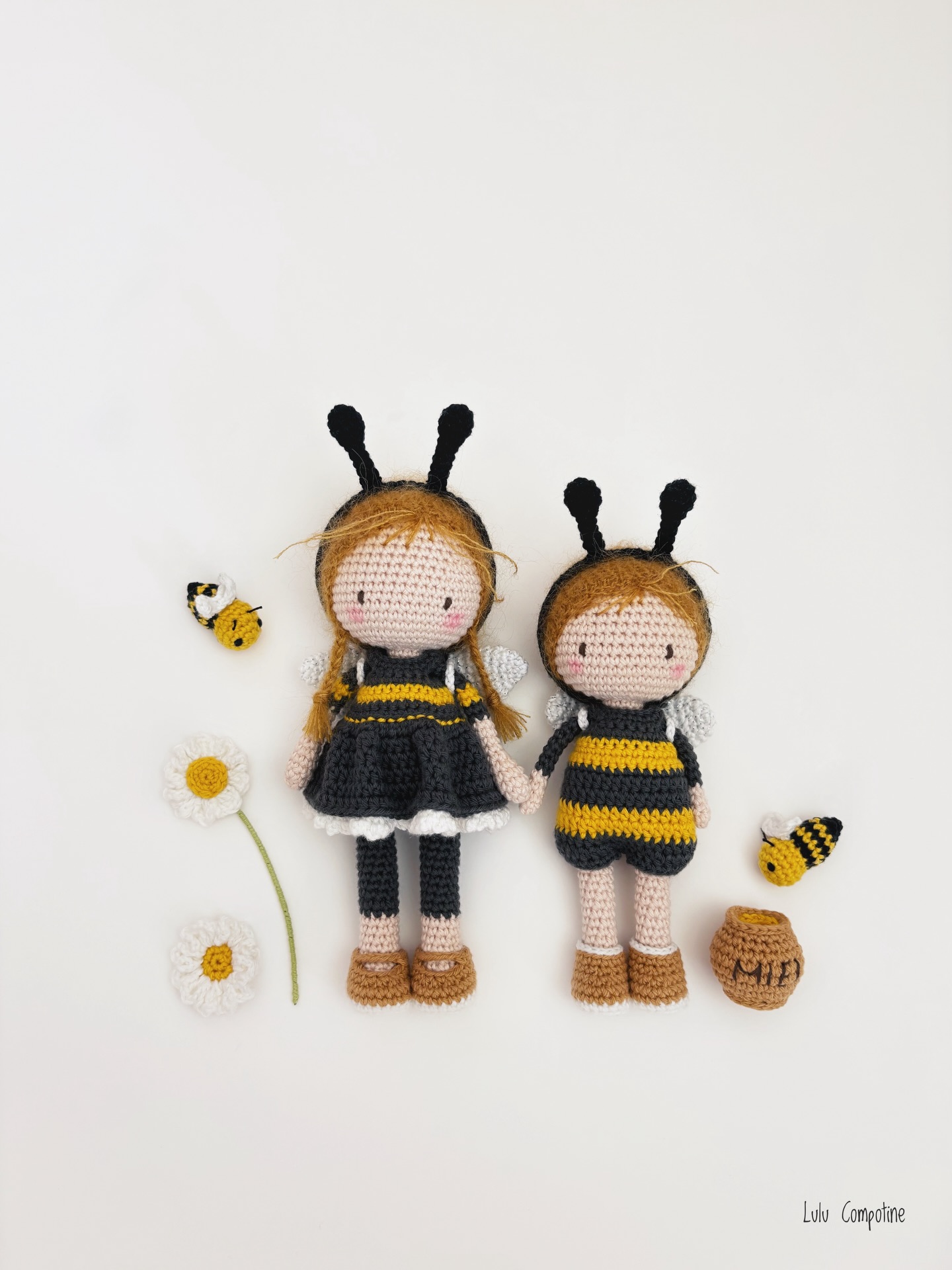 💛 Bon week-end 🐝
Entre journées plus que studieuses (plein de petites choses se préparent en douce) et week-ends au vert, les semaines filent à toute allure ! Le printemps prend ses marques ☀️
Nos petites abeilles solitaires sont de sortie depuis quelques jours et ça bourdonne joliment sur la terrasse… de quoi ravir Ada et Colin, mes petites poupées inspirées par la jolie illustration de @les_loulous_de_guibo
#weekendishere #crochetdolls #poupées #abeilles #printemps