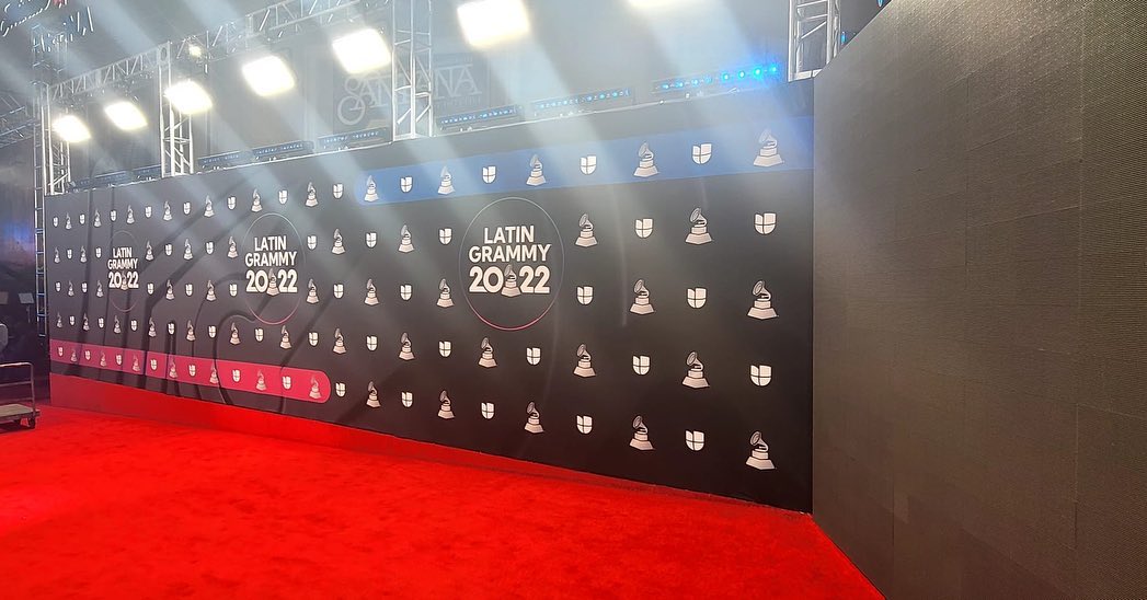 Thank you @univision for having us working in the Latin Grammys since 2004, Gracias @ujifulgueira @carotvproducer @luzproductions @animus_design_studio @univisionpremios @latingrammys #redcarpet #event.