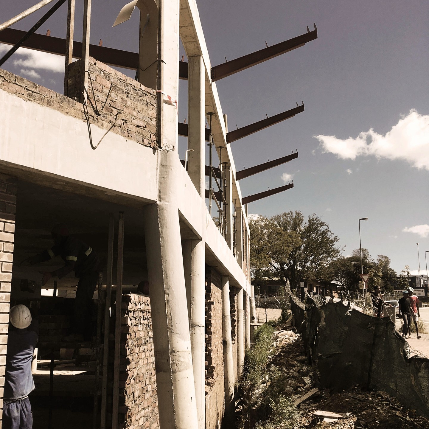 The unusual 'origami' folded roof structure of the National Academy of Africa's Performing arts taking shape. Serg Duarte for Afritects Architects.
#signaturestudioarchitects #NAAPA #jabulani #sowetotheatre #origami #architecture #signaturepieceafrica #caiphussemenya