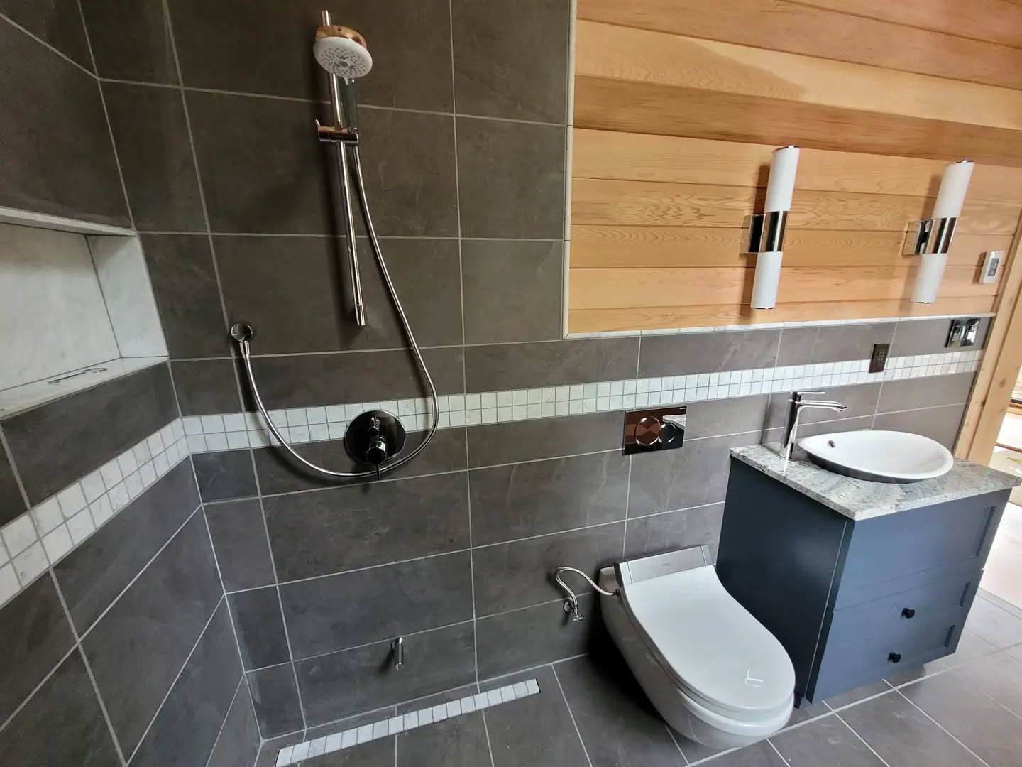 Were back!
Some finishing to get us started, now time for the glass.
#plumbing #plumber #finishingtouch #gasfitter #luxurycabin
@duravit @deltafaucetcan @hansgrohe @milwaukeetool @ridgidtools