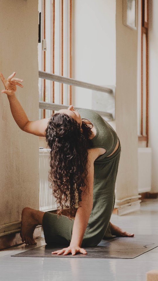 L’évolution de la pratique ne se mesure pas à la difficulté apparente d’une posture, mais à la qualité d’attention que l’on développe dans le mouvement.
Avec le temps, la pratique devient plus subtile. On commence à affiner les détails : la direction du regard, le placement des épaules, l’engagement du centre, la qualité du souffle. Ces micro-ajustements semblent presque invisibles, mais ils transforment profondément l’expérience de la posture et la compréhension du corps.
Quand on comprend mieux le mouvement, on ne cherche plus à forcer une posture, on la laisse prendre corps. plus consciente et plus durable.
La concentration est un entraînement, et ruisselle du tapis à la vie. Être présent aux qualités subtiles du vivant.
📸 @estellechouquaisphotographie