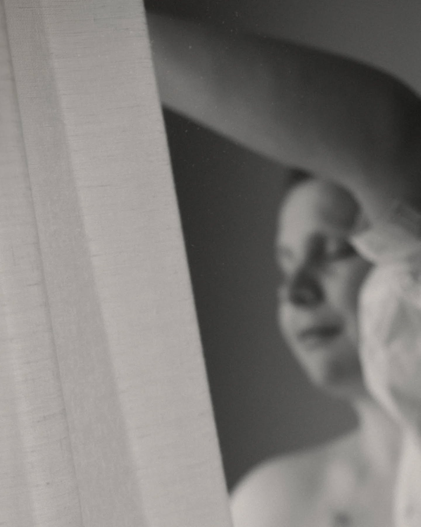 Il y a des rencontres qui touchent, des instants totalement suspendus, où seule l'intimité du moment existe. Une bulle en confiance.
La photographie marque des temps importants, des histoires de vie dans la liste de celles qui nous transforment.
De celles qui me rappellent aussi, très exactement, pourquoi je fais ce métier.
Une séance glissée un mardi de décembre, soleil et marée haute.
Soleil et marée haute dans nos cœurs aussi.
Le sensible à son paroxysme.
Prendre le temps d'échanger, de ressentir et de comprendre ce qui se joue ici, avant d'entrer en alchimie, de danser à deux dans cet espace. En douceur et en confiance. En voici quelques portraits, la suite appartient à l'intimité de cette séance.
📷 séance avec Fanny ~ @fanny_biasini 🫂🤍
**
Je m'appelle Alison et je suis photographe, vidéaste et directrice artistique 📷 🎬 💭 basée à Saint Malo, œuvrant partout où vos projets nous mènent.
Vous avez un projet personnel ou professionnel autour de votre image : contact@anbestudio.fr. 💌