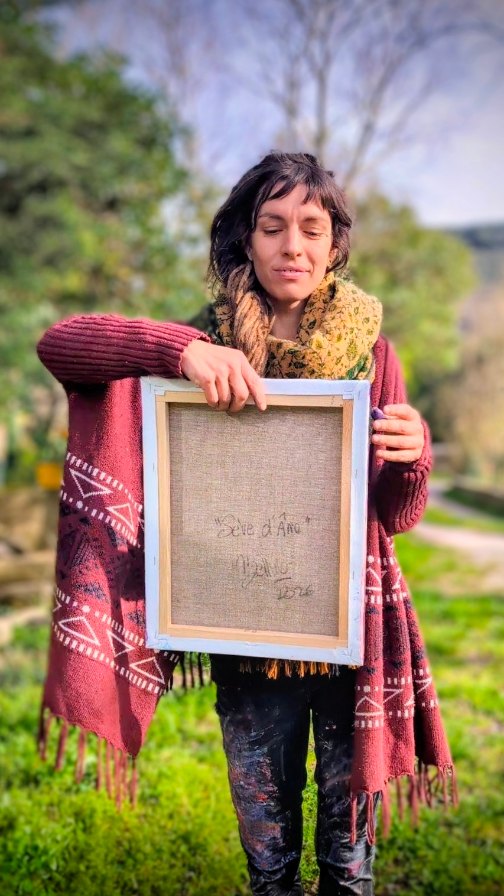 ✨ Dévoilement d’un nouveau portrait sensible — Sève d’Âme.
N’hésitez pas à me faire part de vos ressentis 🤍
Mélancolie.
Force tranquille.
Ancrage.
Éveil.
La nature et l’âme dans un même souffle 🌿
Dans cette peinture acrylique et expressive, j’explore cette connexion essentielle :
cet endroit où l’humain et le vivant ne font plus qu’un.
Des contrastes profonds,
où la matière et la couleur portent l’émotion.
Un visage traversé par plusieurs états d’âme.
Sève d’Âme
33 × 41 cm
Acrylique et bombe sur toile de lin
✨ Ce tableau, à peine terminé a déjà été acheté par un de mes abonnés ! Merci infiniment à lui 🙏.
Je vais bientôt annoncer les tirages....
@belluleart
#portraitvegetal #peinturecontemporaine #expressivepainting #portraitdefemme