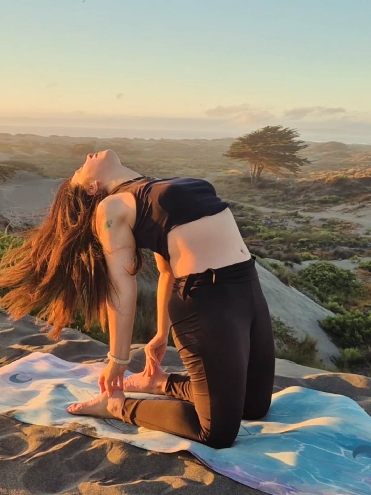 Una nueva vuelta al sol con el corazón abierto, agradecida de todo lo bello que he vivido en este último tiempo.
Llena de gratitud infinita amando tanto, disfrutando tanto, dando y recibiendo con humildad y respeto 💗🙏✨️
Hoy me llego el mensaje de una mujer que amo muchísimo y me dijo:
Respira profundamente exhala y piensa que todo forma parte de una postura de yoga muy avanzada.
Así sin más ni menos tomo la vida y sé que existe en todo camino un bien superior y que a la larga, aunque no sea fácil de ver, todo mejora ♡