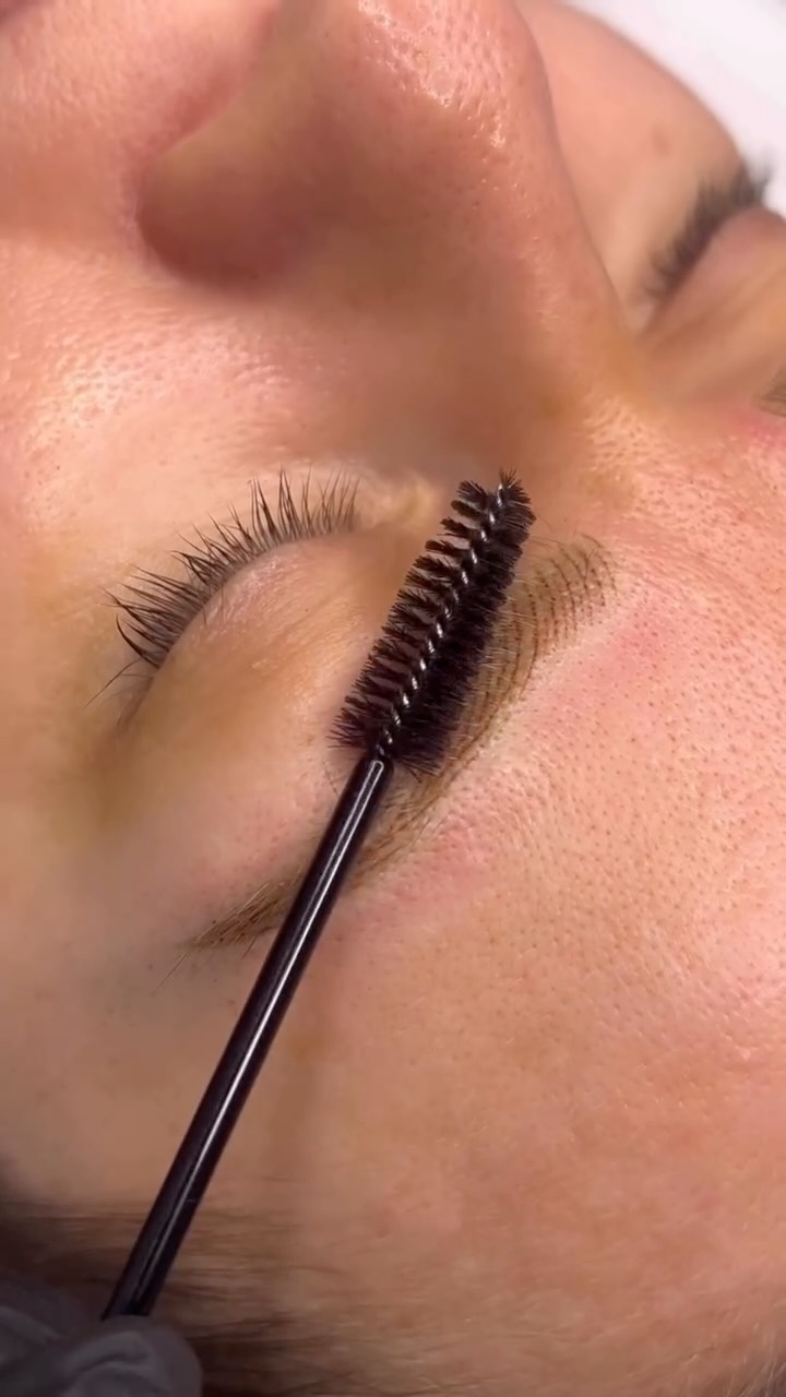Nano Machine Hairstroke ✨
An updated version of microblading. Unlike traditional microblading, which uses a blade to cut the skin to create hair strokes, Nano Machine Hairstroke implants pigment into the skin using a fine needle to create hair stroke.
This technique causes less trauma to the skin and is suitable for all skin types.
