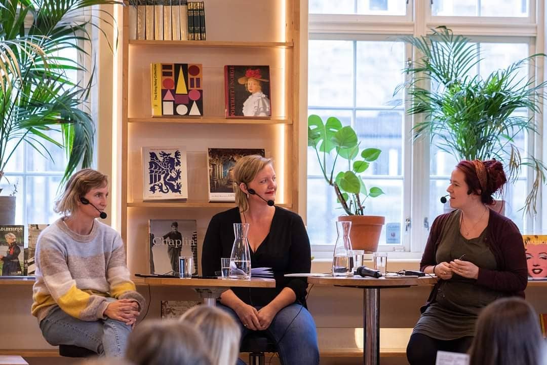 Førre veke hadde vi forsinka sleppfest for Røyst #13 på @bergenbibliotek! No ligg podcasten frå arrangementet ute på royst.no.
Takk til @hammermarthe og @jeanette.syversen for ein spanande panelsamtale, og til @emblakaridotter for nydeleg musikk! Redaktør @marigjengedal leda samtalen.
Foto: Martin Insteboe Jamne / Røyst.
#røyst13 #brukavlandoghav #jordbruk #landbruk #podcast #radiorøyst #røystarrangerer #bergen #tidsskriftetrøyst #vestlandet #bærekraftiglandbruk