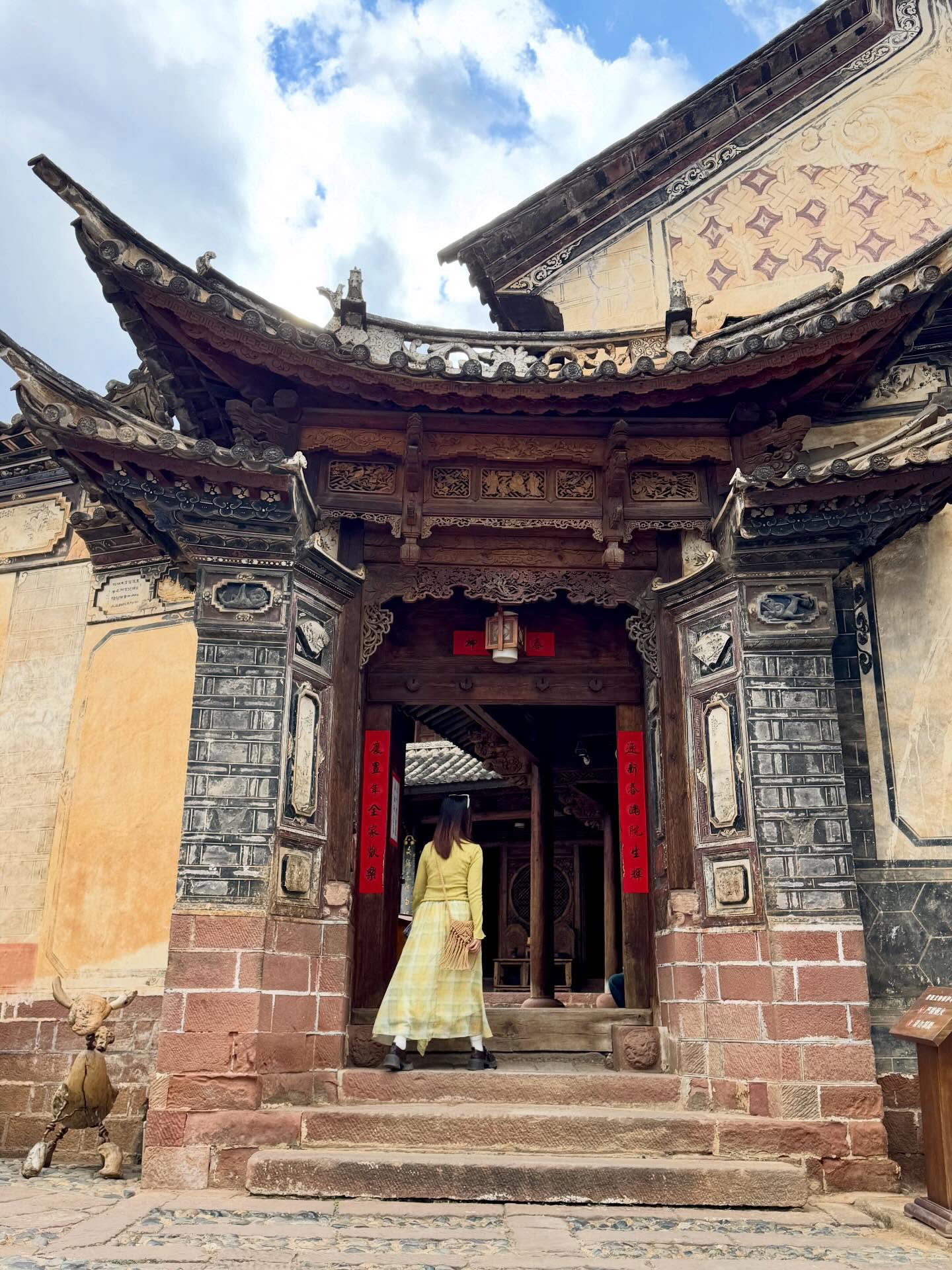 Shaxi. A caravan stop on the lesser known Tea Horse Road, a secondary Silk Road created to shuttle salt and tea between South China, Tibet and India.
Getting more popular with modern visitors as featured in a popular C-Drama.
Another place to get happily lost through gateways and down alleyways with a side quest ending surprisingly in a cocktail bar.
In the morning there was barely any noise apart from woodpeckers. Peaceful stroll along the river before people start to emerge.