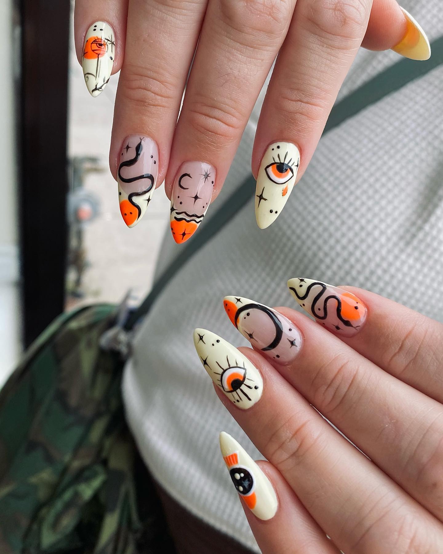 👁️✨🧡〰️💛➿🌙
#nails2023 #nailartist #naildesign #nailtrend #bloorwest #swarovski #glitter #glitternails #gel #gelnails #handpainted #nailpolish #blingbling #nailtech #sparklenails #nailfashion #biogel #nailstagram #nailaddict #luxury #blogto #nailextensions #fullset #opi #coffinnails #ombrenails #nailsmagazine #nailsofinstagram