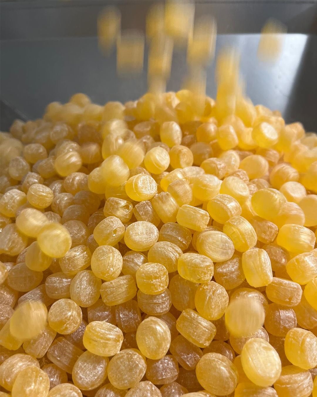 Forkæl dine kunder med vores nye ananas- og vaniljebolche – en frisk og frugtig variant, der smager af barndom, sommerdage og den klassiske gule stang-is fra København, de fleste helt sikkert kender. 😉😋🍍🍦