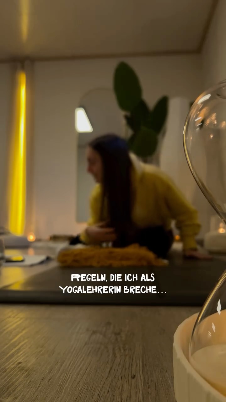 1️⃣ Ich zwinge dich nicht in Posen.
Nicht jeder Körper passt in jede Haltung. Ich zeige dir Alternativen, helfe dir, deine Möglichkeiten zu entdecken – es geht nicht darum, perfekt auszusehen, sondern dich gesund und wohl in deinem Körper zu fühlen. Ich leite dich an, gebe dir Hands-on, damit du vieles bewusster wahrnehmen kannst.
2️⃣ Ich baue keine „du musst“-Stunden.
Yoga soll dich antreiben, dich spüren lassen oder dir ganz simpel eine Pause gönnen und nicht stressen oder unter Druck setzen. Präsenz, regelmäßiges Üben und das Wahrnehmen deiner Grenzen sind wichtiger als Leistung oder Perfektion.
3️⃣ Laut sein, Marketing und Ego = nicht alles.�Diejenigen, die nur nach Show suchen, müssen woanders hingehen – hier geht es um Verbindung, Achtsamkeit und echtes Wachstum. Hier geht es um den Mut, hinzuschauen. Unsere Welt ist schon laut genug - ich bin dafür, dass wir uns unserer inneren Lautstärke widmen und uns so mehr kennen und lieben lernen.
4️⃣ Disziplin ist kein Zwang, kein Maßstab.�Sie ist ein Werkzeug für dich, um dein Leben zu unterstützen. Ich gebe dir Wege, die in deinen Alltag passen – nicht Regeln, die du abarbeiten musst. Du bestimmst das Tempo, ich begleite dich dabei. Veränderung geschieht nicht von heute auf morgen, sondern sie ist ein Prozess.
5️⃣ Yoga lebt von Authentizität, nicht von Dogmen.�Atem, Meditation, Bewegung – alles ist flexibel. Du lernst, deinem Körper zuzuhören, deinem Rhythmus zu folgen und dich selbst zu spüren, ohne dass ich dir eine Schablone aufzwinge.
Wir brauchen kein „ich will flexibler, stärker, schlanker werden“. Wir brauchen Frauenkörper, die fähig, geerdet und stark in ihrem jeweiligen Leben und Alltag sind – genau so, wie sie sind. Wir brauchen Frauen, die sich selbst lieben, die sehen wie viel sie leisten und die mutig für sich selbst losgehen!
@denise.madeleine.mueller
YOGALEHRERIN
YOGA UNTERRICHTEN
WAS ICH ANDERS MACHE
DAGEGEN