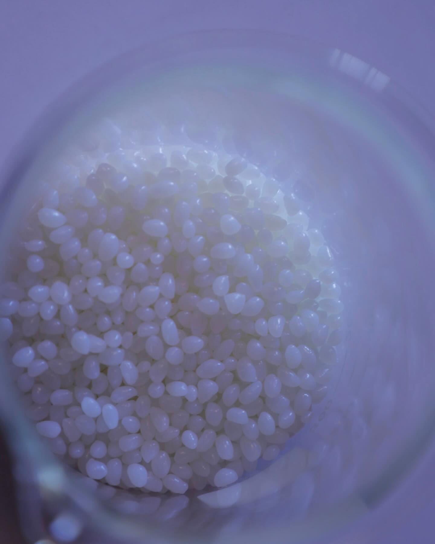 "Delving into the precise fusion of hot melt technology and meticulous glue bonds, where fiber tears tell a story of durability in every fold. 📊🔒 #ProfessionalCraftsmanship #PaperEngineering"