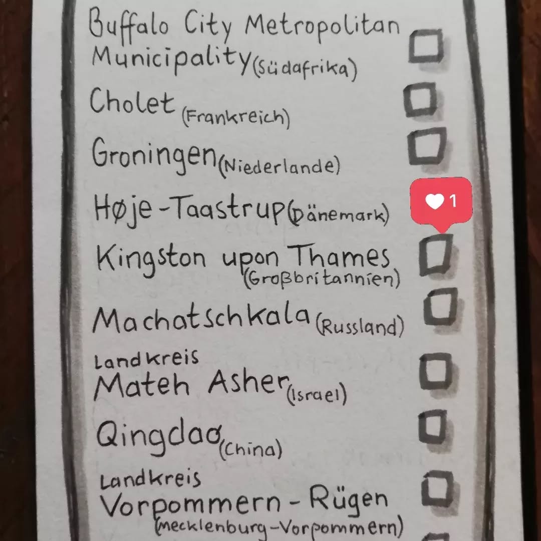 Høje-Taastrup (Dänemark) | Kulturpartner: Charlotte Bergstrøm
English below
Analog wie aus dem Bilderbuch: Der Brief aus Dänemark traf am ersten Tag der Ausstellung am 20.07 morgens ein - in der aktuellen Ausstellung konnten wir zuerst eine Preview zeigen, aber ab sofort könnt ihr das Original bewundern.
Stefanie Ritterhoffs Brief und Kunstwerk wurden zu Charlotte Bergstrøm in Høje-Taastrup (Dänemark) geschickt. Beide Textilkünstlerinnen zeigen uns ein Blick aus Ihrem Alltag der letzten zwei Jahre.
Wir freuen uns, wenn auch Sie bis zum 17. August Zeichnungen, Bilder und Collagen bestaunen und lesen, wie Kreative immer wieder neue Wege finden. Nehmen Sie die Eindrücke der Ausstellung mit nach Hause und - schreiben uns gerne einen Brief.
Stefanie Ritterhoff
Instagram @stickmanufaktur.oldenburg
Charlotte Bergstrøm
https://www.charlottebergstroem.com/
Facebook @tekstilkunstner.charlottebergstroem
Instagram @charlotte_bergstrom_studio
-----
Høje-Taastrup (Denmark) | Cultural partner: Charlotte Bergstrøm
Analogue like from a fairy tale: The letter from Denmark arrived on the first day of the exhibition on 20.07 in the morning - in the current exhibition we could first show a preview, but from now on you can admire the original.
Stefanie Ritterhoff's letter and artwork were sent to Charlotte Bergstrøm in Høje-Taastrup (Denmark). Both textile artists show us a glimpse into their everyday life over the last two years.
We would be delighted if you too were to marvel at drawings, paintings and collages until 17 August and read how creative people are always finding new ways.
Take the impressions of the exhibition home with you and - feel free to write us a letter.
#11friendsofculture #brieffreundschaft #partnerstädte #machwerkoldenburg #stadtoldenburg #oldenburg #kulturbüro #kulturförderung #jungekultur #exchange #austausch #brief #kulturbrief #culturalexchange #kunst #artwork #künstlerkorrespondenz #international #kultur #kulturstadt #innovation #wirbrauchenkunst #analog #selbstgeschrieben #handschriftlich #selbstgestaltet #reflexion #nachhaltig #kunst
www.kulturaustausch-oldenburg.de