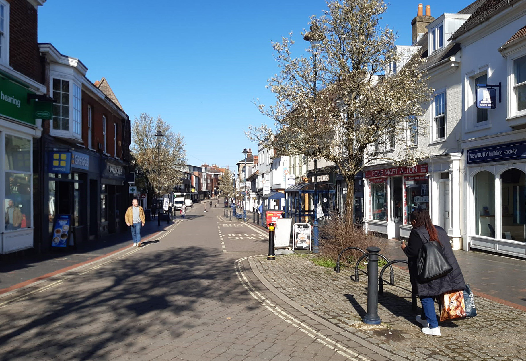 There were no motor vehicles in Alton High Street today after it was closed for emergency repairs to a manhole by the Curtis Museum.
As it was also market day, the whole town centre was traffic-free. No emissions or noise pollution!
A good opportunity for cycling in both directions - as cyclists should be able to do anyway! 😂