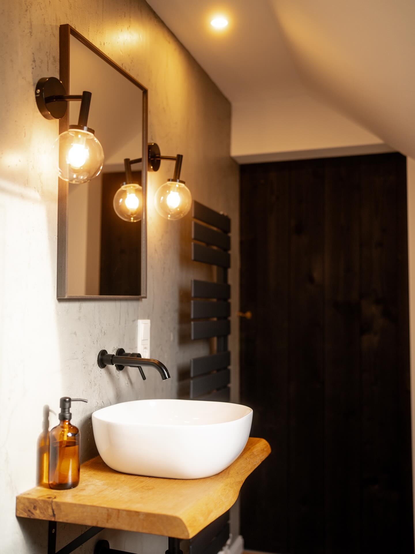 Ein kleiner Blick in unsere Bäder im Nordic Huus. 🌊
Schon bei der Planung war klar: Standard können andere. Wir wollten Räume, die sich gut anfühlen – entspannt, ehrlich, inspirierend und mit einer Prise Surfer-Vibe.
Weniger Schnickschnack, mehr Ankommen.
Fast schon zu schön, um nur schnell Zähne zu putzen.
Wir sind ziemlich verliebt in unsere Bäder – ihr auch?
#butjadingen #nordseeurlaub #nordichuus #urlaubindeutschland