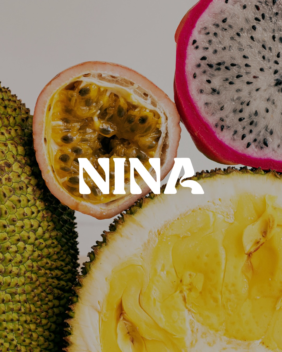 Proyecto de Rebranding
Desarrollamos una identidad a partir de criterio, carácter e intención.
El proyecto se construye como un sistema visual coherente, donde tipografía, fotografía y composición trabajan en conjunto para ordenar y dar claridad a la marca.
Incorporamos una vibra fresca, cálida y sutilmente tropical, con colores que evocan lo natural. Buscamos una estética limpia y luminosa, donde el producto es protagonista, pero siempre en diálogo con su contexto.
Una propuesta que equilibra lo funcional con lo estético, proyectando una marca más consistente y reconocible.
🦩