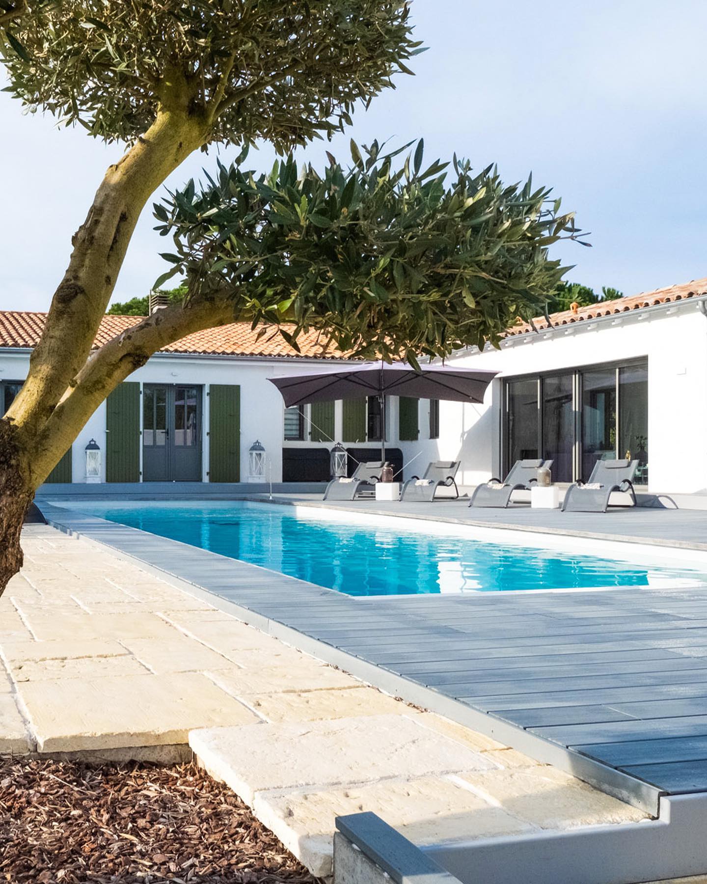 Laissez-vous embarquer pour Le 36 !
Direction l'Ile de Ré, arrêt La Flotte, Le 36 vous attend.
Dans ce lieu bénéficiant d'une situation exceptionnelle au sein d'un parc arboré de 2500m2, avec piscine chauffée et spa, nous vous proposons une parenthèse à votre quotidien conjuguant Ré et Silence.
Nos 5 chambres, au nom évocateur d’évasion maritime, vous invitent au voyage.
Nous nous efforcerons de le rendre inoubliable.
Au menu de votre séjour
Des prestations haut de gamme,
Des chambres lumineuses et confortables avec accès direct à la piscine chauffée,
Des produits frais et locaux pour un petit déjeuner maison accompagné du chant des oiseaux,
Un Spa relaxant face à la nature,
Une situation idéale pour rayonner sur Ré La Blanche, l’ile aux mille visages…
Saupoudrez le tout de calme, de silence, de bienveillance.
Vous repartirez ressourcés, imprégnés de merveilleux souvenirs avec l’irrésistible envie de revenir.
#tourismeenfrance #iledere #maisondhotesdecharme #maisonhoteluxe