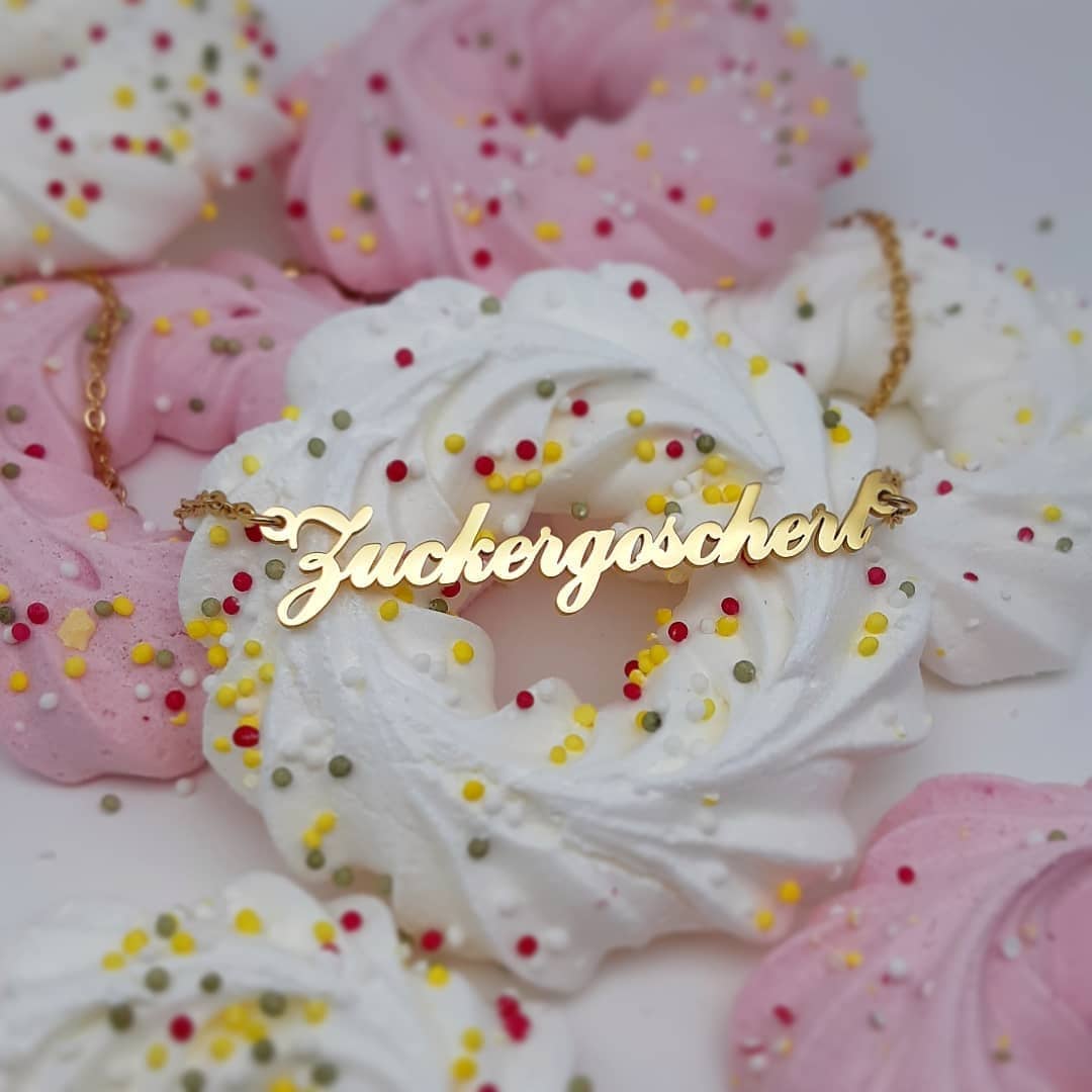 Für die 𝓩𝓾𝓬𝓴𝓮𝓻𝓰𝓸𝓼𝓬𝓱𝓮𝓻𝓵 und die 𝓢𝓬𝓱𝓷𝓮𝓮𝓹𝓮𝓹𝓹𝓮𝓻𝓵 unter uns ist jetzt genau die richtige Jahreszeit. Kleine und große 𝓢𝓬𝓱𝓵𝓪𝔀𝓲𝓷𝓮𝓻𝓲𝓷𝓷𝓮𝓷 bedienen sich heimlich schon ein bissl früher an der Keksdose - ein 𝓖𝓼𝓬𝓱𝓲𝓬𝓱𝓽𝓵𝓭𝓻𝓾𝓬𝓴𝓮𝓻, wer behauptet, das noch nie gemacht zu haben!
Gegenprogramm zum Feiertags-Kitsch: der Wiener Grinch, je nachdem als 𝓩𝔀𝓲𝓭𝓪𝔀𝓾𝓻𝔃𝓷 oder 𝓖𝓻𝓪𝓷𝓽𝓼𝓬𝓱𝓮𝓻𝓶 bekannt, und trotz alledem - oder gerade deswegen - heißt das Motto immer noch "𝔃𝓼𝓪𝓶𝓱𝓪𝓵𝓽𝓮𝓷" angesichts des ganzen 𝓟𝓪𝓵𝓵𝓪𝔀𝓪𝓽𝓼𝓬𝓱.
#wienergold #zuckergoscherl #schneepepperl #gschichtldruckerin #gschichtldrucker #schlawinerin #schlawiner #grantscherm #zwidawurzn #pallawatsch #zsamhalten #talklikemundl #wien #vienna #wienerisch #wienliebe #wienerwortschatz #wienistanders #wortschätze #wieneralltag #bussibaba