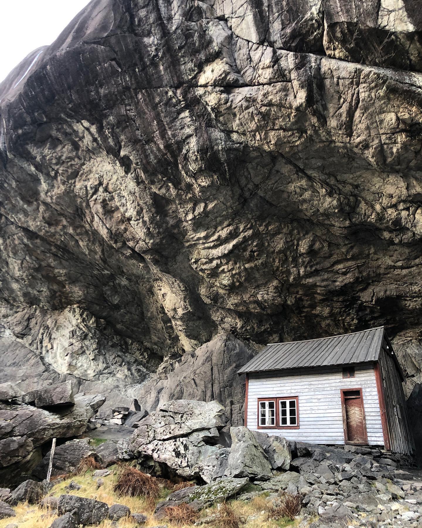 Rocks, mines, mountains, minerals, landscape, ceramic and oxides - it all connects in Jøssingfjord. We've had four fantastic and inspiring days with the brilliant student group and the TiO2 project. Thank you @dalanefolkemuseum, @maikenstene and @velferden for hosting us!
Thanks for joining the research group Linda @weareyouaretheyare, Sara @zamec.art, Iliana @ipapadim__ and Quin @quinscholten!
#thematerialityofwhite
@tio2_project
@khioceramics