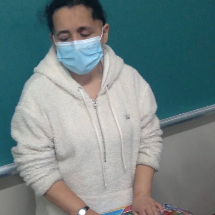 No dia 17/08/22 (quarta-feira) as crianças do 4° ano e 5° ano do Colégio Rodhum tiveram uma aula muito especial, com a presença da nossa amiga Gabriela.
A Gabi é deficiente visual desde os 4 anos de idade, devido a uma cirurgia bem invasiva que precisou realizar no cérebro, para curar um tumor.
Gabi consegue andar de transporte público, mexer no celular, ler, escrever, se alimenta e arruma suas coisas sozinha.
Com o objetivo de trazer a conscientização para as crianças, a Gabi mostrou os gibis em braile, o reglete e punção (utilizados para escrita em braile), calendário em braile, baralho em braile e sua bengala que, inclusive as crianças tiveram a oportunidade de caminhar pela sala com os olhos fechados e usando apenas a bengala como apoio e, claro, enfrentando alguns obstáculos como mochilas, garrafinhas, estojo, etc., para simular nossas calçadas esburacadas, com pilhas de lixos, postes e tudo mais, além disso as crianças ouviram uma música da Sara Bentes que se chama "Pra Quê" (Sara Bentes também é deficiente visual).
A Gabi também nos contou que o seu sonho era poder enxergar o nascer e pôr do sol, além das estrelas e luar, que ficou como mensagem para valorizarmos as coisas simples da vida.
No final teve uma surpresa! As crianças ganharam um alfabeto em braile.
Espero que todos os seguidores do @rodhumcolegio possam aproveitar um pouquinho da experiência através das imagens.
#conscientização #inclusao
#inclusaosocial #inclusaoescolar
#deficientevisual
#vemprorodhum