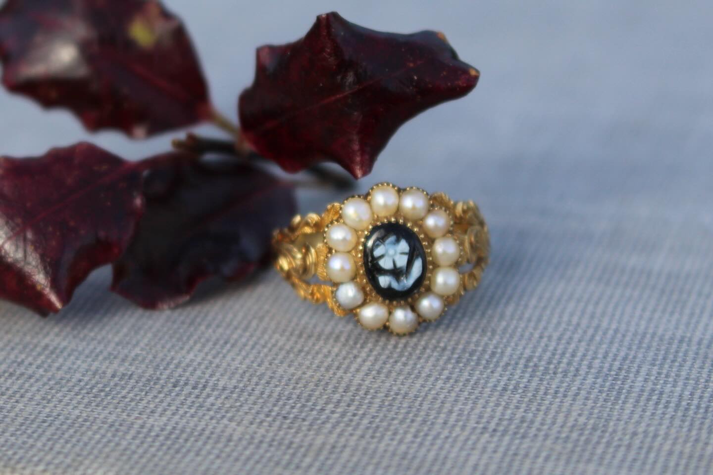 A beautiful, large late Regency era pearl and agate locket ring.
The ring has an oval agate with a carved ‘forget me not’ flower in relief at the centre. The white band of the agate is exposed, showing the details of the flower against the black stone. This is surrounded by a border of 12 natural pearls
The ring has its original glazed locket under the head enclosing a plaited lock of hair.
It is later engraved “Elizabeth Harper 3rd July 1850” to the inside of the shank.
#georgianjewelry #mourningjewelry #antiquering #newarrivals #antiquejewelryaddiction