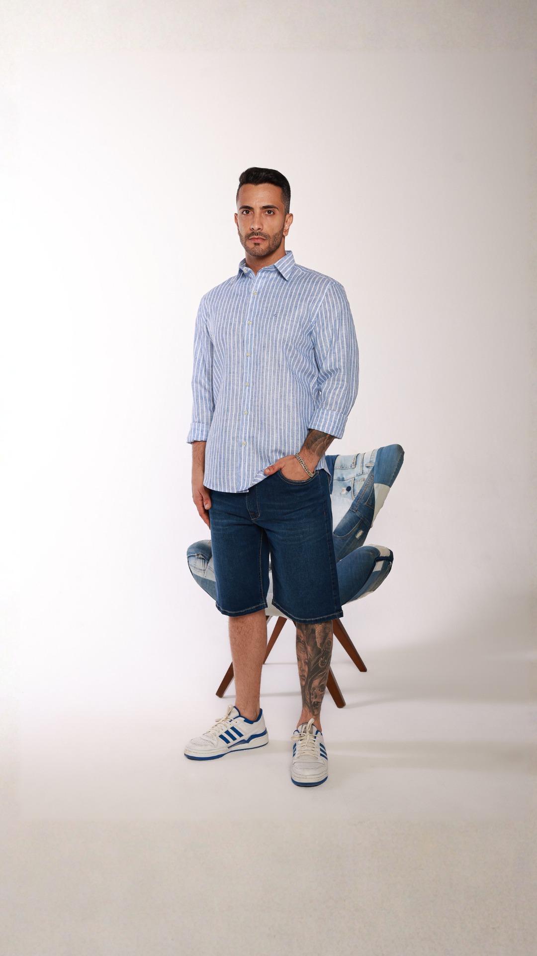 O BÁSICO BEM CONSTRUÍDO
Quando o corte é bom, o básico ganha força. A camisa de listras alonga a silhueta, enquanto a bermuda mantém o visual leve e atual.
A cartela em azul atravessa temporadas com facilidade e se adapta a diferentes momentos. Um look que entrega praticidade com presença.
#AmmoJeans #AmmoForMan