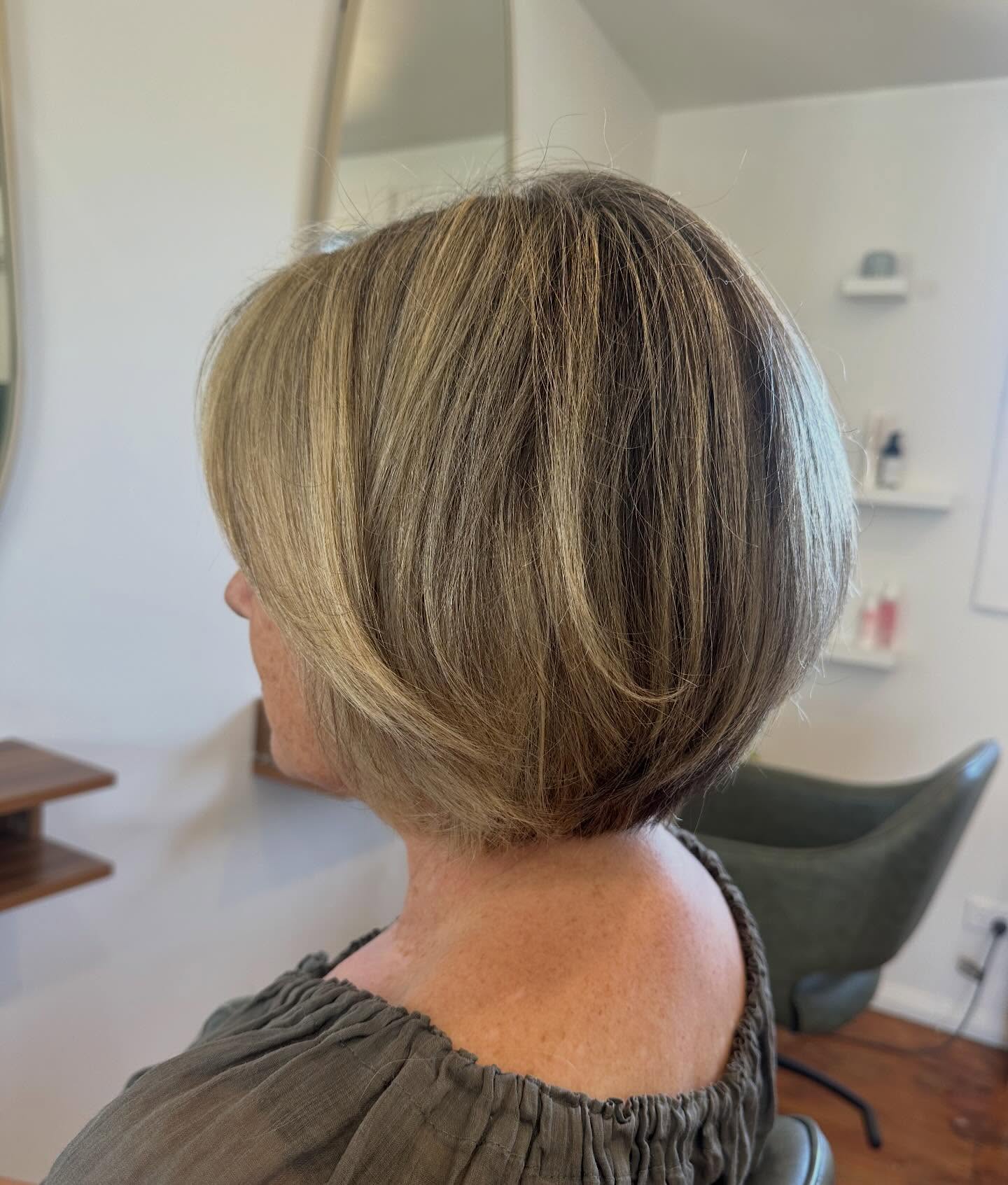 A seamless grey blending by Maddie 🤍
Haircut by Yasmin ✂️
Soft dimension and a beautifully blended finish, perfect for low maintenance, lived in colour that grows out effortlessly.
#yuduyuhairsalon #haircolourist #tamakimakaurau #waihekeisland