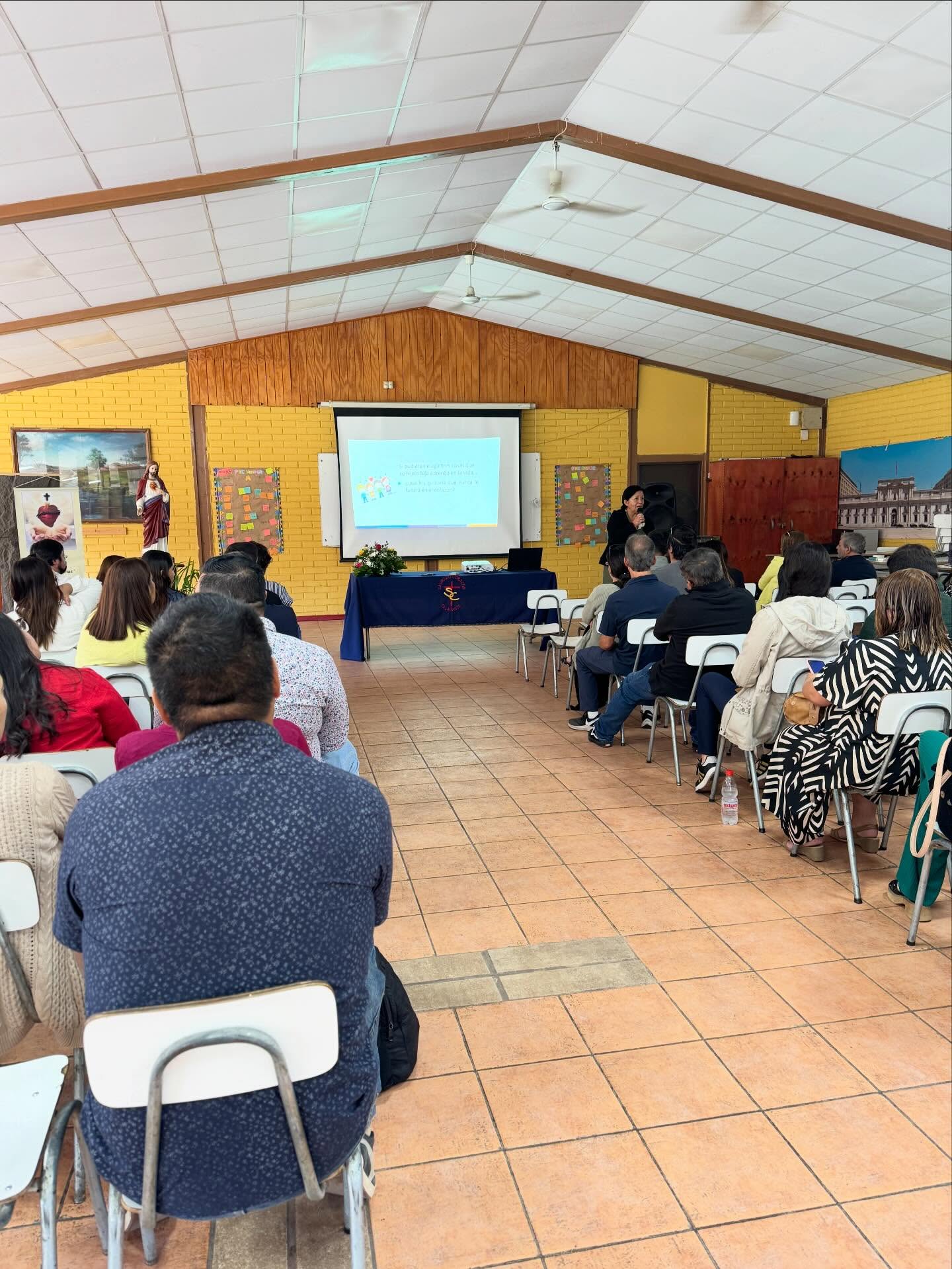El pasado viernes 13 de marzo realizamos la charla de bienvenida dirigida a los padres y apoderados de nuestros estudiantes de Prekínder. En esta valiosa instancia nuestras familias pudieron conocer más profundamente la visión y misión de nuestro colegio, así como el proyecto educativo que guía nuestro quehacer.
Durante la jornada, los apoderados también pudieron acercarse a los valores corazonistas, que inspiran la formación integral que buscamos para cada uno de nuestros estudiantes.
Además, el encuentro contó con un momento muy especial: estudiantes de Cuarto Medio compartieron su experiencia de vida y aprendizaje en el Sagrado Corazón, relatando cómo su paso por el colegio ha marcado su formación personal, académica y valórica.
Agradecemos a todas las familias que participaron con entusiasmo en este primer encuentro, que marca el inicio de un camino compartido de aprendizaje, acompañamiento y crecimiento.