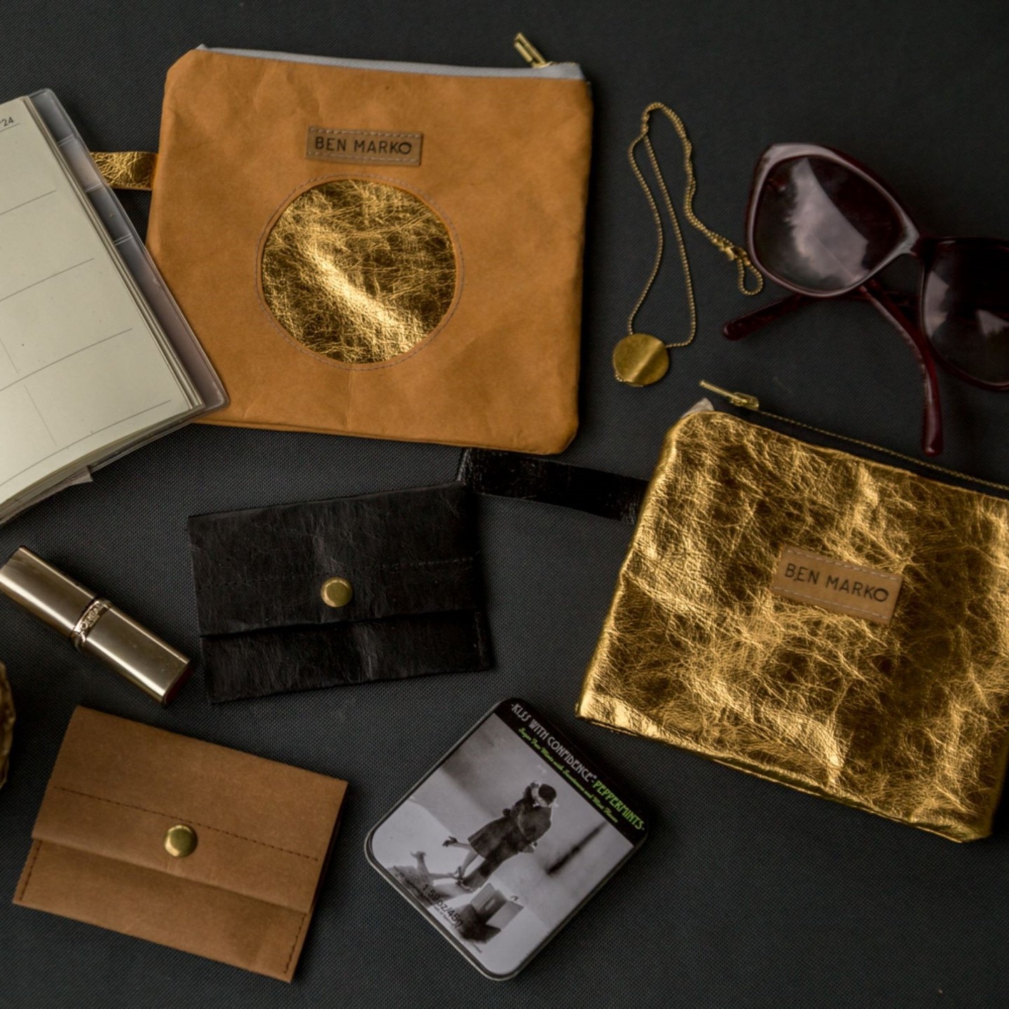 Vybrali jsme pro vás další skvosty, které ocení nejen ti, kdo rádi ozvláštní nejen svůj outfit, ale i ti, co hledají geniální dárek pod stromeček.
🩷@benmarko.cz – Tašky, batohy, peněženky a kapsičky šité z designových látek. Vše začalo jako koníček, ale přerostlo v krásné originální doplňky pro malé i velké.
🩷 @minx_anna – Kabelky, batohy, peněženky a textilní tašky, které vznikají od skici až po finální produkt s láskou. Funkční design a vtipný styl pro každý den.
🩷 @cogito_bag – Minimalismus v souladu s přírodou. Kabelky a doplňky z přírodní vlněné plsti a usně v limitovaných edicích. Každý kus je unikát.
🩷@flopfashionstore – Olomoucký obchod plný autorské módy, šperků a doplňků od českých a slovenských designérů. Vše je tvořeno s láskou a příběhem.
🩷 @woovida.cz – Stylové reflexní doplňky, které vás ochrání nejen na kole, ale i při každodenní cestě do školy či práce. Reflexky, které nezůstanou nepovšimnuté!
Další značky vám představíme zase příště! 🌟
#dizajntrh #lokalnitvorba #kabelky #moda #doplnky #reflexniprvky #originalnimoda