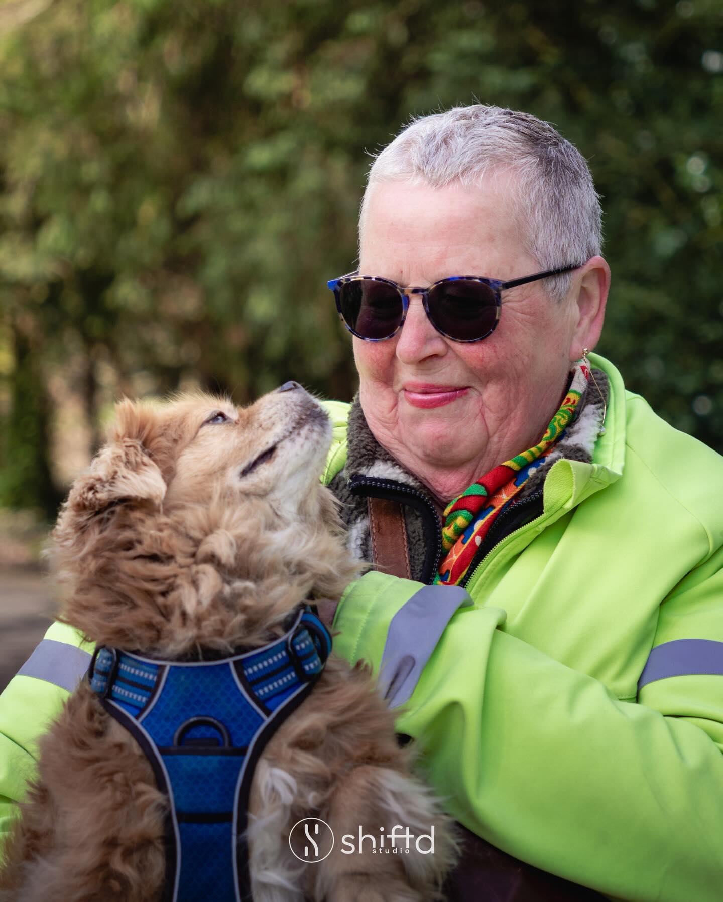 Echte liefde tussen mens en dier 🐶
Zo’n band vastleggen blijft altijd bijzonder.
Dankjewel om even te poseren 🙌
Wil je ook zo’n portret? Stuur me gerust een berichtje.
#streetportrait #mensendier #hondenliefde #shiftdstudio #fotografie