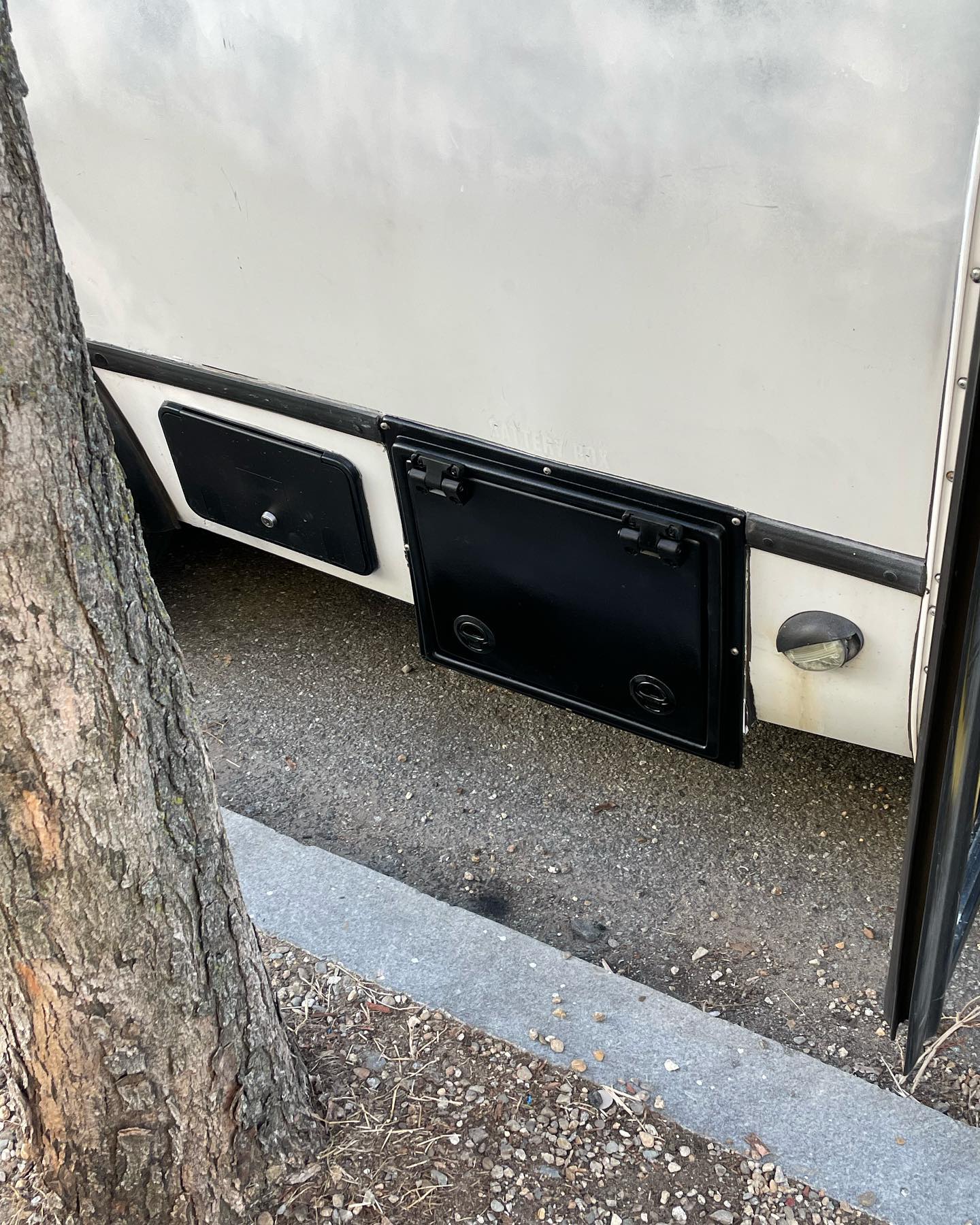 It’s the little things that are so satisfying. Fixed this broken battery box door and then painted it to match the rest of the access panels I added. I will kill all the white on this bus eventually.
#skoolie #mobilebarber #conversion #remodel #diy #coachbusparts #barber #boston