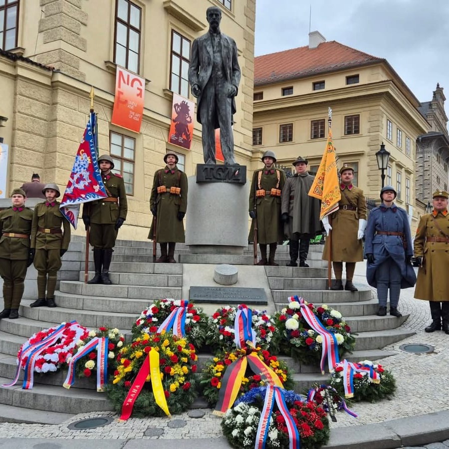 🇨🇿 Květiny a věnce z naší vlastní vazárny doprovázejí nejen poslední rozloučení, ale také významné a pietní okamžiky naší historie.
Dnes zdobí místo tichého zastavení v den smutného výročí, kdy si připomínáme události, na které bychom nikdy neměli zapomenout.
S úctou a pokorou. 🌹
#elpis #naděje #květiny #věnce #pietníakt #vzpomínka 🇨🇿