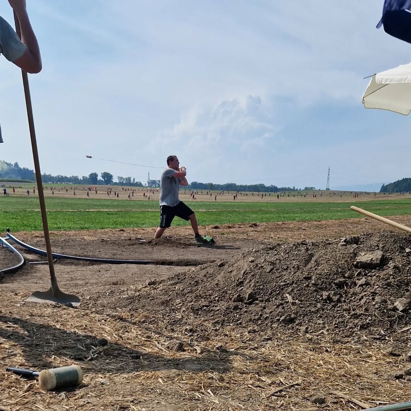 Dieses Wochenende spielte unsere A-Mannschaft am Eidgenössischen Hornusserfest in Höchstetten. UnglĂŒcklicherweise lief es fĂŒr uns nicht wie erhofft. Bereits am Samstag mussten wir uns ein Nummero schreiben lassen, wodurch wir auf dem letzten Ries spielten. Auch der zweite Tag verlief nicht besser, da wir uns ein weiteres Nummero schreiben lassen mussten. Am Ende landeten wir auf Rang 26.
Wir gratulieren unseren Kranzgewinnern:
Schneider Björn
Gasche Janosch
Wagner Christian
Schmied Lorenz
Gasche Alexander
Gasche Jannick
Bigler Christoph