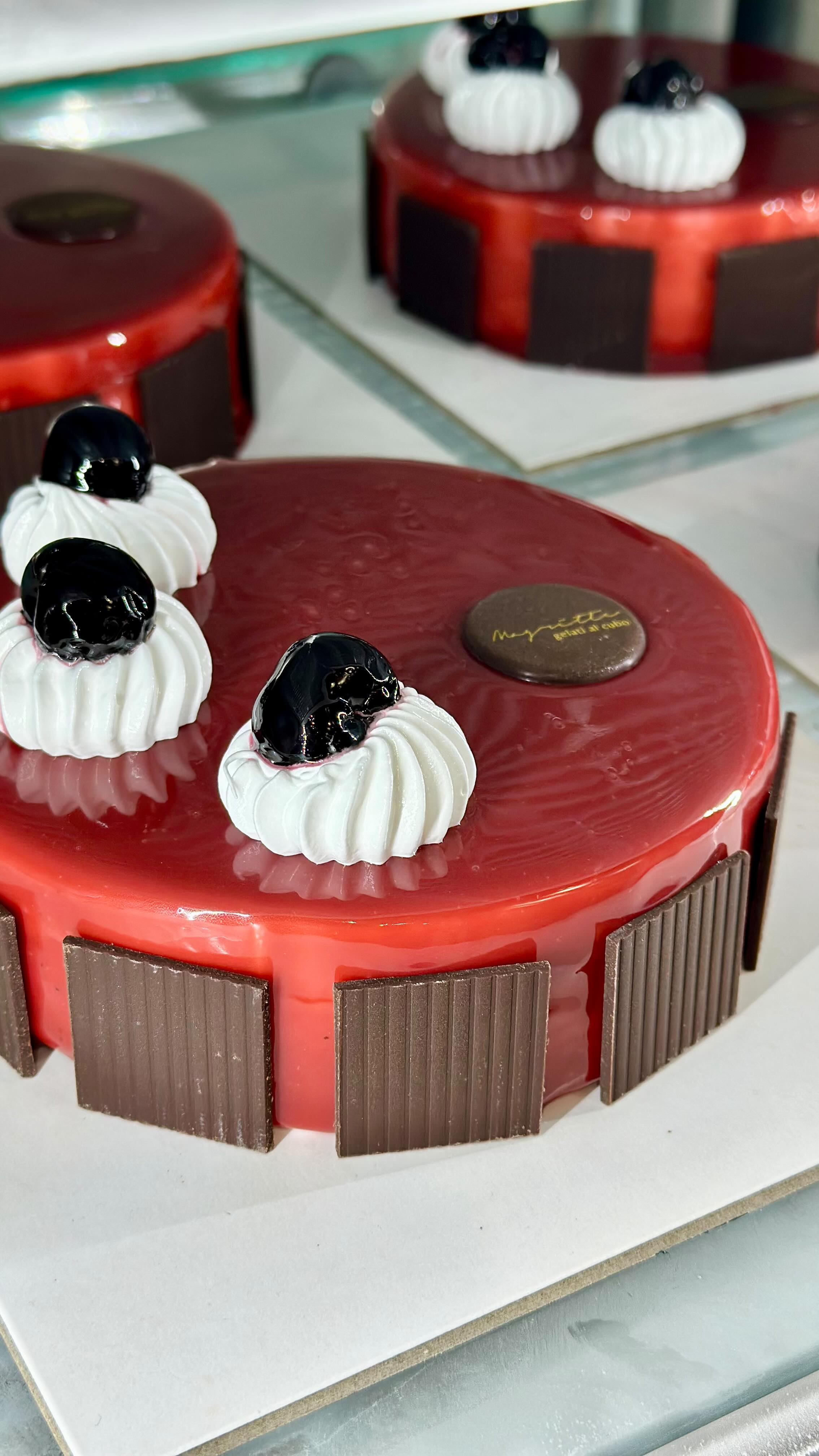 La nostra torta per la Festa del papà 🥰
Semifreddo ricotta e miele con all’interno amarene sciroppate e biscuit al cacao alla base, ricoperta con glassa alle amarene
Disponibile sia in formato classico che monoporzione 🥹
Vieni in negozio per prenotarla!
📍PIACENZA, via IV Novembre 152
📍FIDENZA, via Cavour 72
Oppure scrivici in DM o su whatsapp 😊