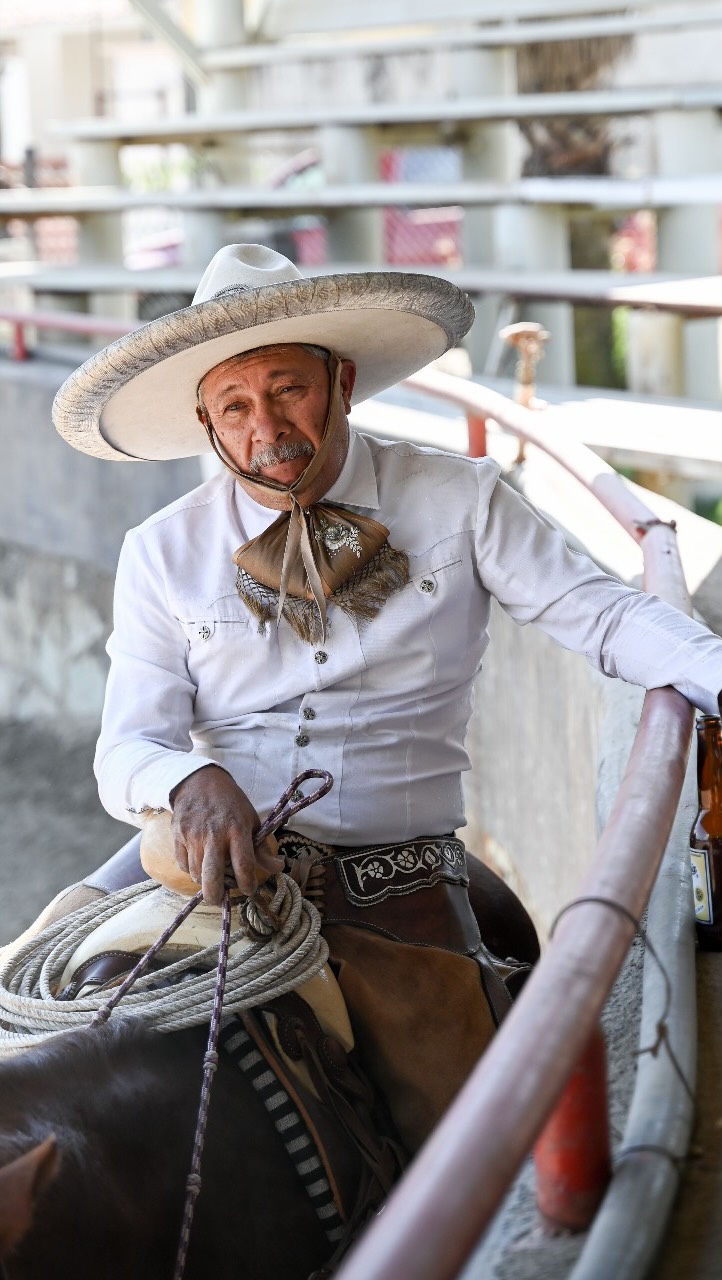 Video from the Charrería yesterday. An ancient sport that celebrates horsemanship and glamour of traditional charro aesthetics
#charro #oaxaca #rodeo #charreria #equestrian