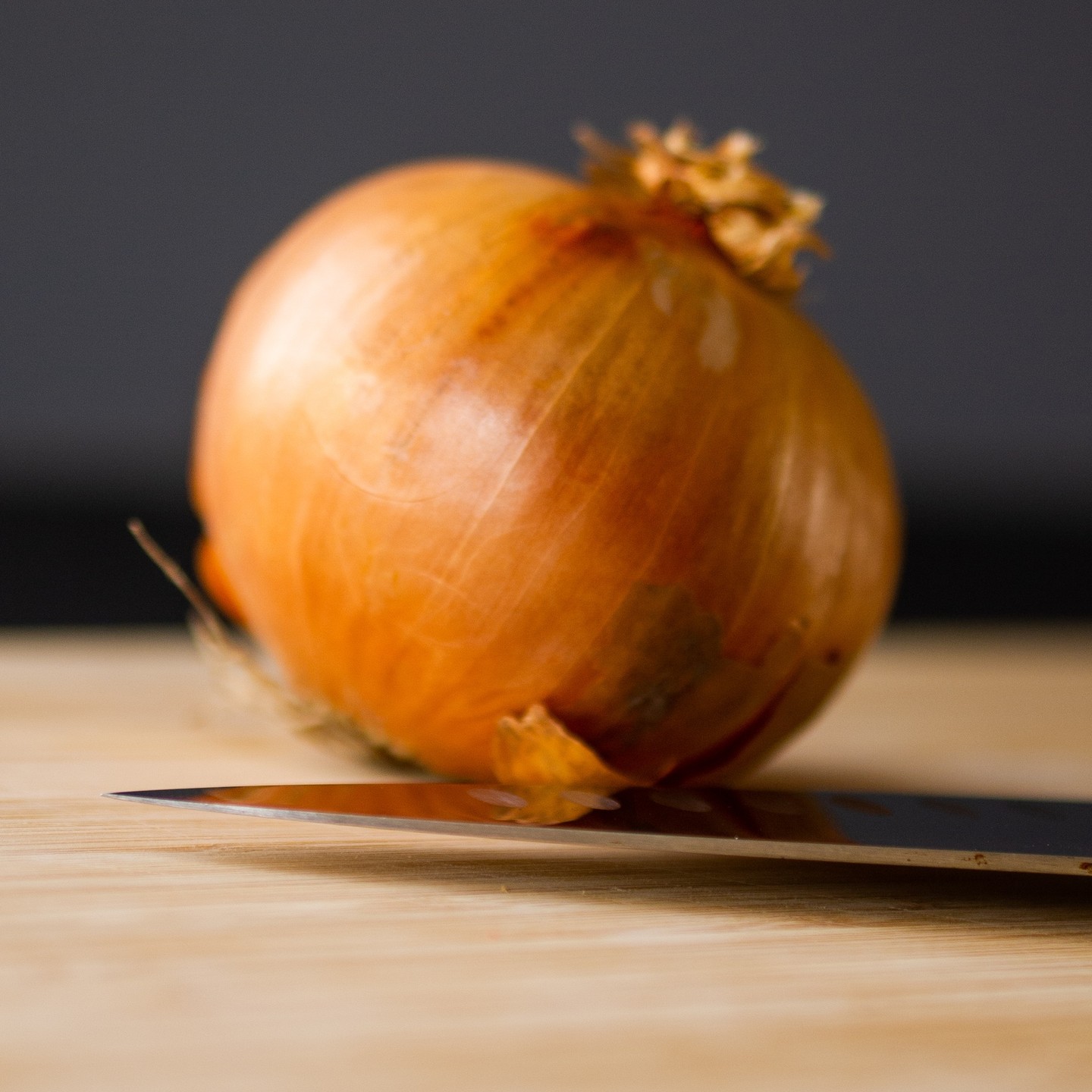 Make #pasta with me! 🍴🍝
The photographs are in sequence of the recipe. I assure it's easy!
1. Get a decent onion
2. Chop the #onion
3. Peel, smash & mince some #garlic
4. Cook your #mincedmeat until brown. I used a mix of pork & beef🥩
5. Chop a #bellpepper and a #chilipepper, mix with the onion and put on medium heat with #oliveoil
6. Add the #tomatosauce and stir. Add herbs: oregano, thyme, salt, pepper, currypowder. 🧂
7. Add chopped #olives and garlic🧄
8. Boil some water, throw in the pasta of your choice. I used thick #spaghetti.
9. Wait for your paste to be cooked #aldente 🍝
10. turn of the stove and serve! Bon appétit ! 🤌🏼🍴
Make sure your knife is as sharp as my photos 😉📸🔪
#lumix #closeup #foodporn #pasta #spaghetti #homecooking #foodphotography #bokeh #food #recipe