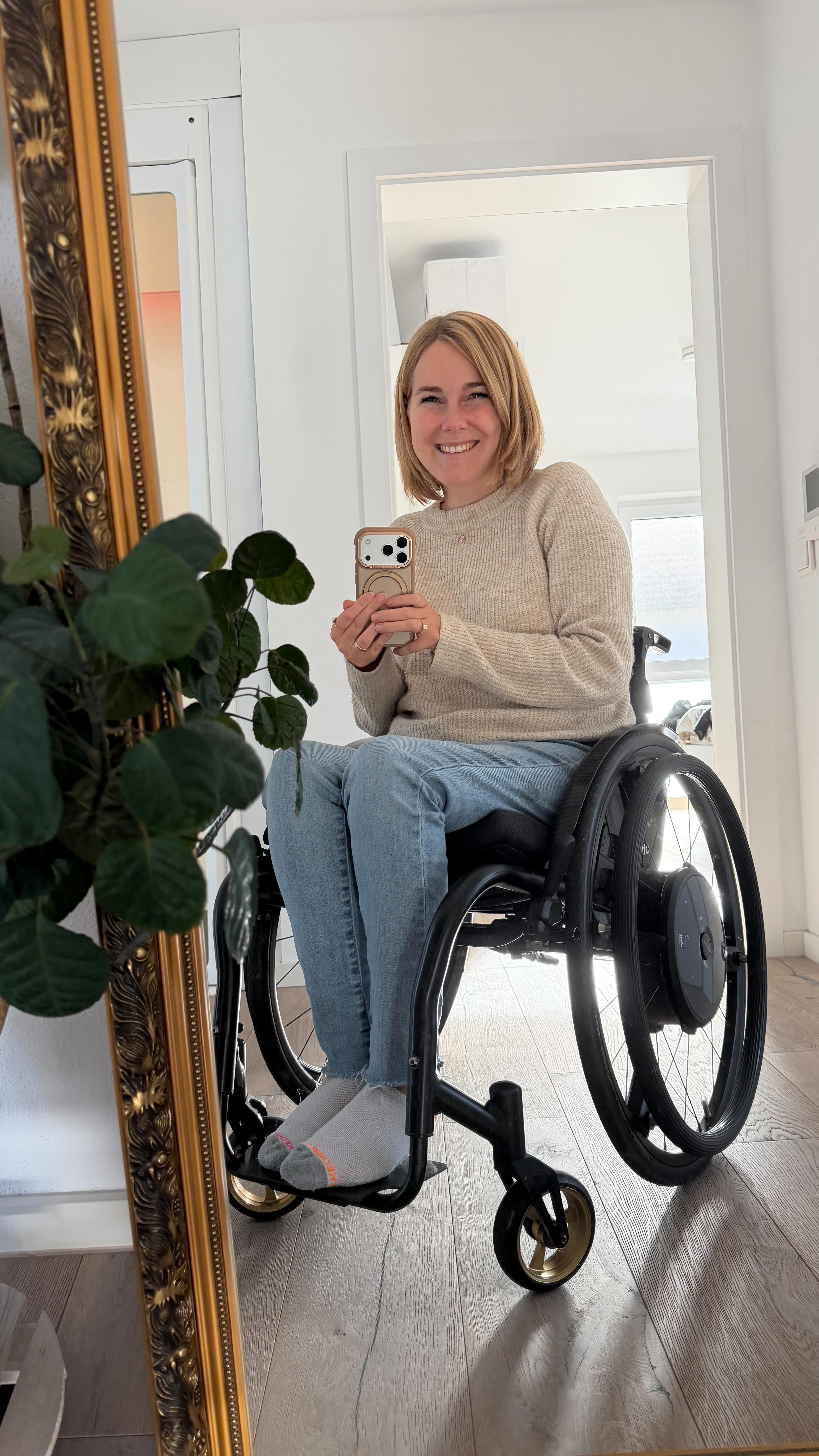 Liebe Svenja von 2016 🫂
ich seh dich genau vor mir. So positiv, motiviert, aber dennoch voller Unsicherheit. Du fragst dich, wie deine Zukunft aussehen wird, wie die Behinderung weiter verläuft und was du erreichen kannst. Am meisten machst du dir aber Gedanken darüber, was andere denken und versuchst es alle recht zu machen, nur nicht dir selbst.
Aber weißt du was? Genau deine Art bringt dich dahin, wo ich heute bin. Auch wenn manches nicht so läuft, wie du es dir ausgemalt hast. Pläne ändern sich. Wege verschieben sich und beruflich wirst du einen komplett neuen Weg einschlagen.
Du wirst lernen, dass Sicherheit nicht automatisch Glück bedeutet. Dass Umwege keine Fehler sind. Und dass man sich manchmal erst ein Stück verlieren muss, um sich selbst wirklich zu finden.
Du wirst verstehen, dass Hilfsmittel anzunehmen, keine Schwäche ist, sondern dir unfassbar viel Freiheit schenken. Du darfst sie zeigen, du darfst stolz auf sie sein.
Und in den Momenten, in denen du dennoch so zweifelst, glaub mir. Alles kommt genauso, wie es kommen soll!
Heute, 10 Jahre später, stehst du an einem Punkt in deinem Leben. Den du dir damals niemals hättest vorstellen können. ✨
Das Leben ist nicht perfekt, aber fühlt sich genau richtig an. Mit ganz viel Liebe. Ruhe. Und dem Gefühl, angekommen zu sein.
Und vor allem: glücklich 🤍
Versprochen❣️