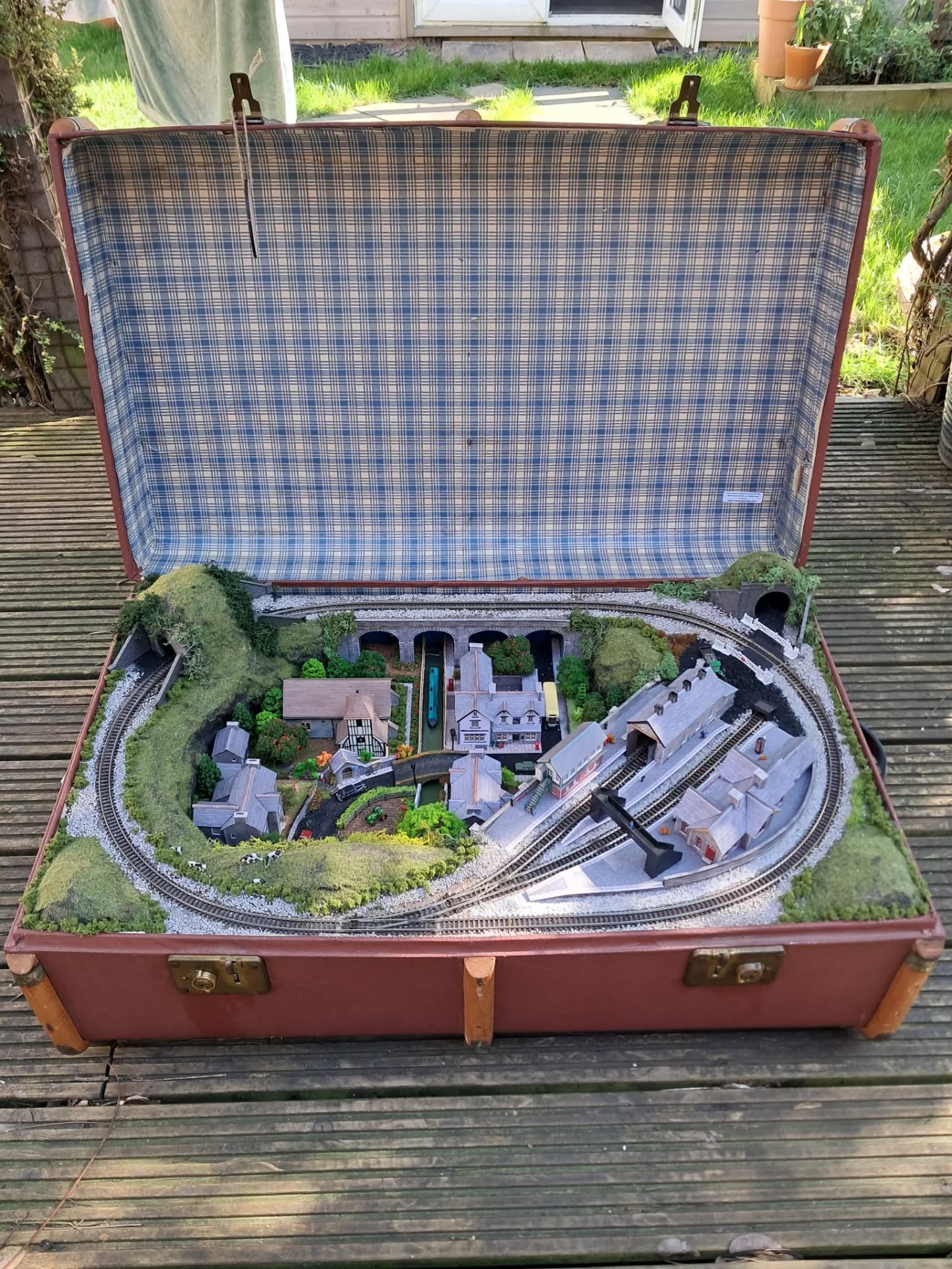 The latest suitcasetrain steamer trunk commission is ready to be filmed :)
Bespoke working Trainsets housed in vintage suitcases ❤️💼🚂
Taking commissions and in-between making one layer sets. If you are in the UK email me to be added to my one layer waiting list
Or get in touch regarding a commission.
Interested ??
Get in touch x
Or have a look at our past makes on our YouTube channel, Link in bio ##ngauge #trainset #miniatureartist