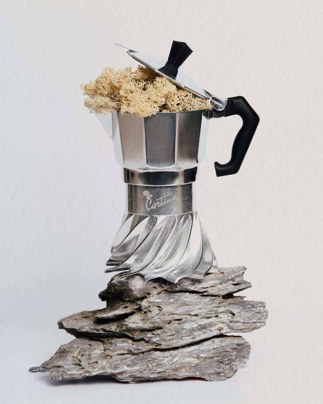 Ci sono luoghi dove le idee prendono forma.
La Turbo Moka è nata qui.
Tra le rocce delle Dolomiti.
Oggi Cortina è incisa nel metallo
di questa edizione speciale.
Creata in collaborazione con il Comune, disponibile solo alla Cooperativa di Cortina e sul nostro online store.
Metti il turbo.
#TurboMoka #Cortina #Dolomiti #ItalianDesign #madeınıtaly