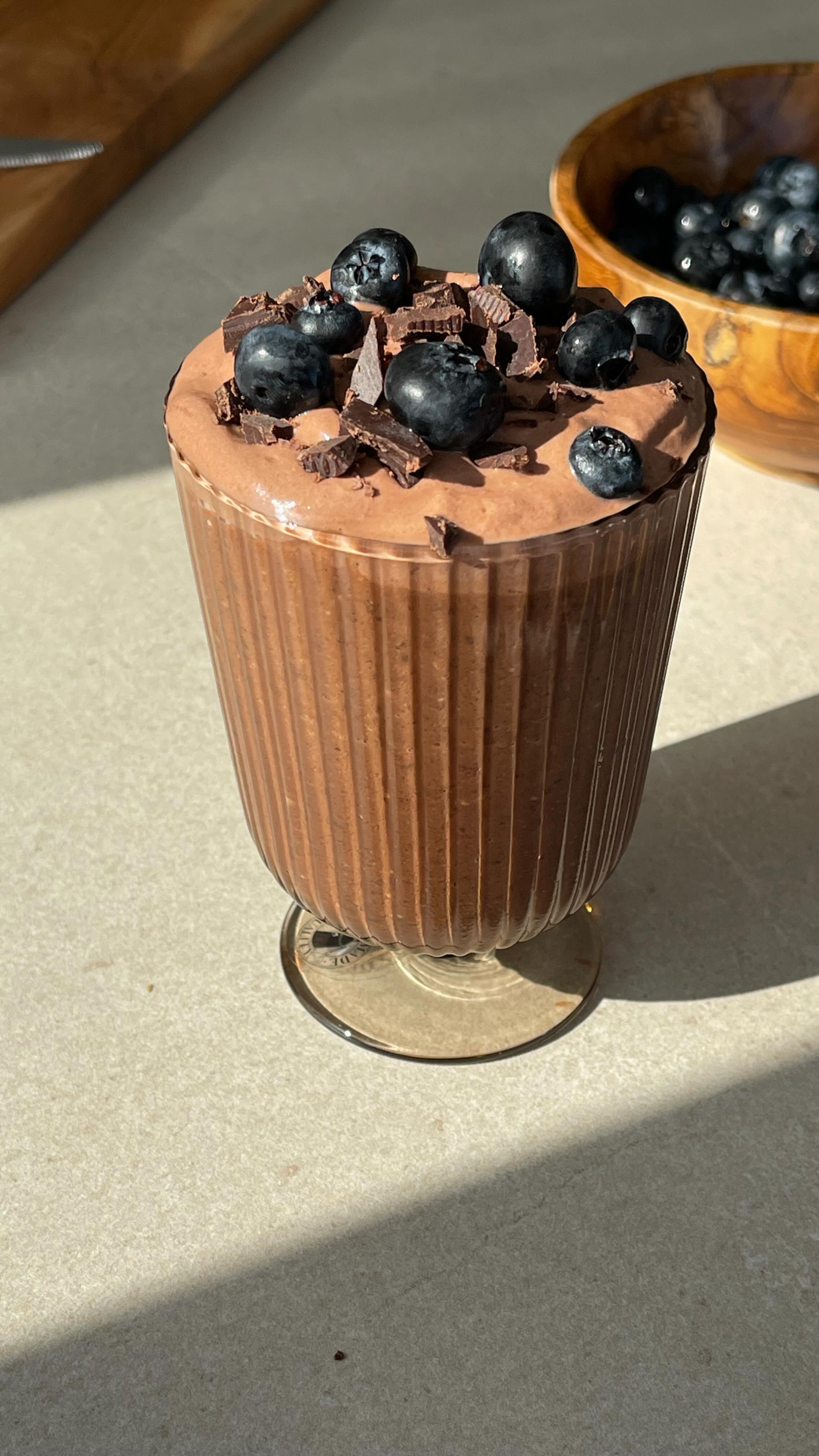 Die richtige Kombination an Lebensmitteln, die deine Zellen lieben, dein Wohlbefinden stärkt und dabei einfach nur gut schmeckt ❤️
Probier’s aus! Mein verjüngender Schoko-Chia-Pudding ist der perfekte Beweis!
🍫 Gefäßschutz durch Kakao (Flavanole)
Verwendet wird Rohkakao & Zartbitterschokolade. Der Grund dafür sind die enthaltenen Epicatechine (pflanzliche sekundäre Stoffe), die die Verfügbarkeit von Stickstoffmonoxid (NO) im Körper steigern. Dadurch erweitern sich die Blutgefäße, was sich positiv auf den Blutdruck auswirkt. Im Kontext von Longevity gilt: Der Zustand der Gefäße spiegelt das biologische Alter wider.
🦋 Minimale glykämische Last
Der Verzicht auf isolierten Zucker verhindert starke Insulinausschläge. Ein dauerhaft erhöhter Insulinspiegel hemmt die Fettverbrennung und hält den mTOR-Signalweg aktiv, was den Alterungsprozess begünstigen kann. Gleichzeitig sorgen die Ballaststoffe im Kakao sowie das Eiweiß aus dem Chia für einen stabilen Blutzuckerverlauf.
Rezept - Verjüngender Schoko-Chia-Pudding:
Zutaten für den Pudding:
40 g Chiasamen
240 g pflanzliche Milch
1-2 Medjool-Datteln (entsteint)
1 TL Rohkakaopulver
1 Prise Meersalz
½ TL Zimt
Zubereitung:
Alle Zutaten in den Mixer geben & cremig pürieren. In ein Glas füllen und für ein paar Stunden - am besten über Nacht - in den Kühlschrank stellen, damit die Chiasamen quellen können.
Vor dem Verzehr:
2 EL Joghurt (pflanzlich oder nach Wahl)
2 TL Rohkakaopulver
90% Dunkle Schokolade (z.B. gehackt oder geraspelt)
Heidelbeeren
Creme:
Joghurt mit Rohkakaopulver verrühren und auf den Chia-Pudding geben. Mit dunkler Schokolade und frischen Heidelbeeren toppen.
❤️ Hinweis: Beim Verzehr von Chiasamen bitte unbedingt ausreichend trinken - sie binden viel Flüssigkeit!
Lass mich wissen, ob du es ausprobiert hast und wie es dir geschmeckt hat ☺️
#theinneryouth #schokochiapudding #viralrecipe
