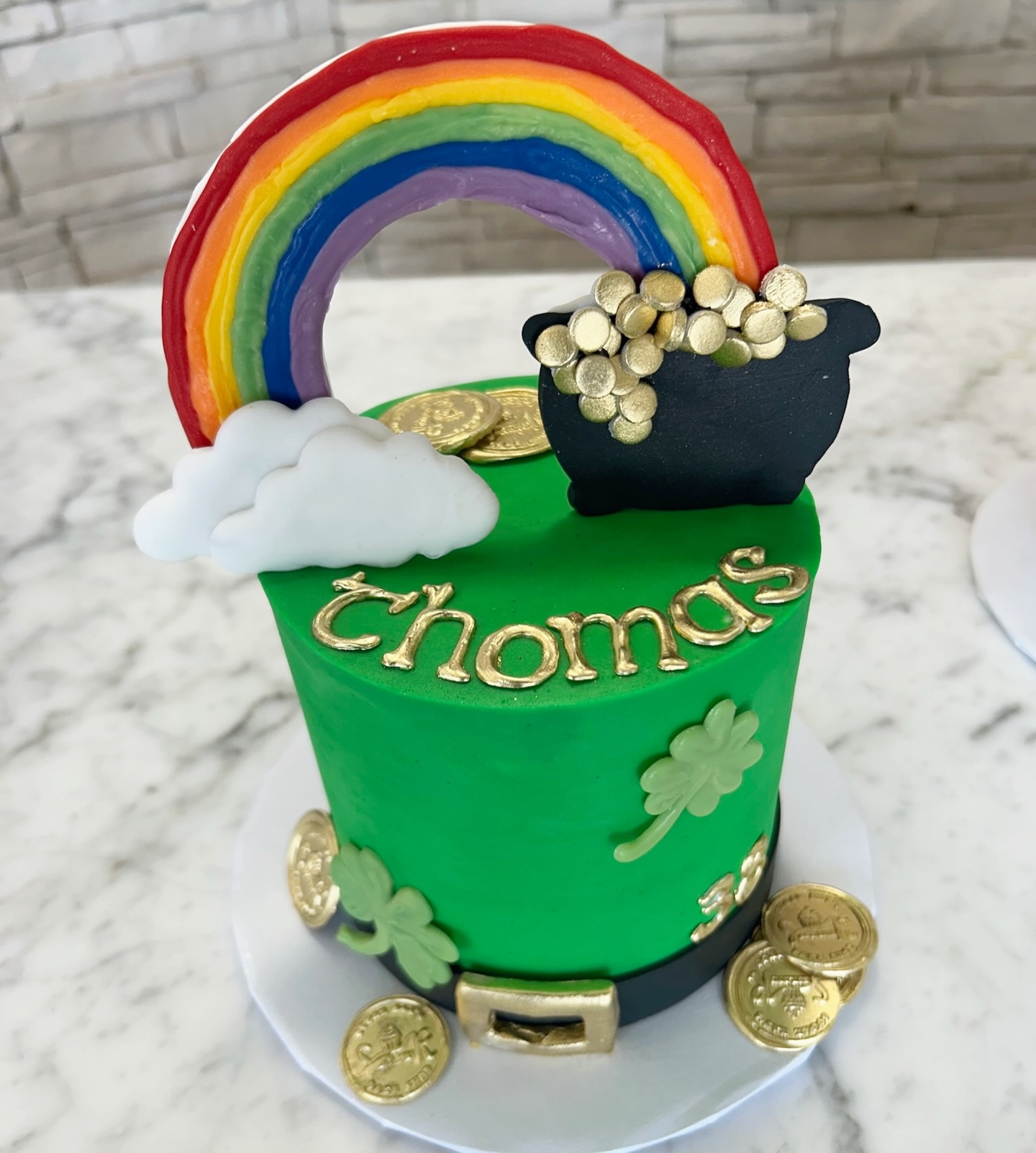 They say there’s a pot of gold at the end of every rainbow 🌈, however we have found also unicorns, Bluey and his friend, Dora the explorer and even the StoryBots
#stpatricks #rainbowcake #storybots #doratheexplorer #blueycake