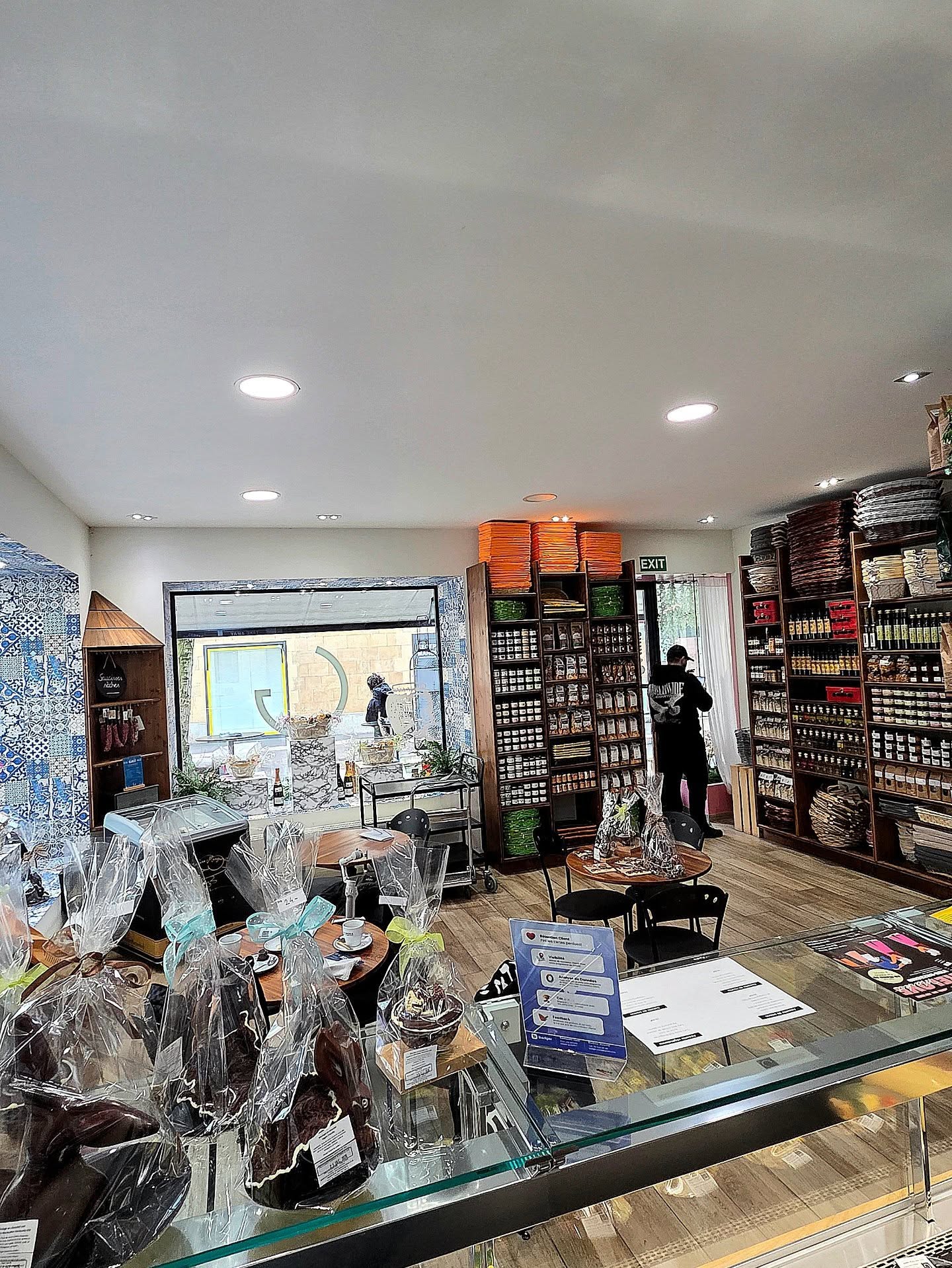 🐣🍫 Pâques arrive aux paniers gourmand aussi !
Nos paniers gourmands de Pâques sont prêts au magasin à Neuchâtel.
Remplis de chocolats, de petites douceurs et de surprises, ils sont parfaits pour offrir ou simplement se faire plaisir. 🎁🍬
Une touche de printemps, beaucoup de chocolat… et surtout beaucoup de gourmandise. 🌸🐰
Passez découvrir nos paniers directement au magasin 😇🍫