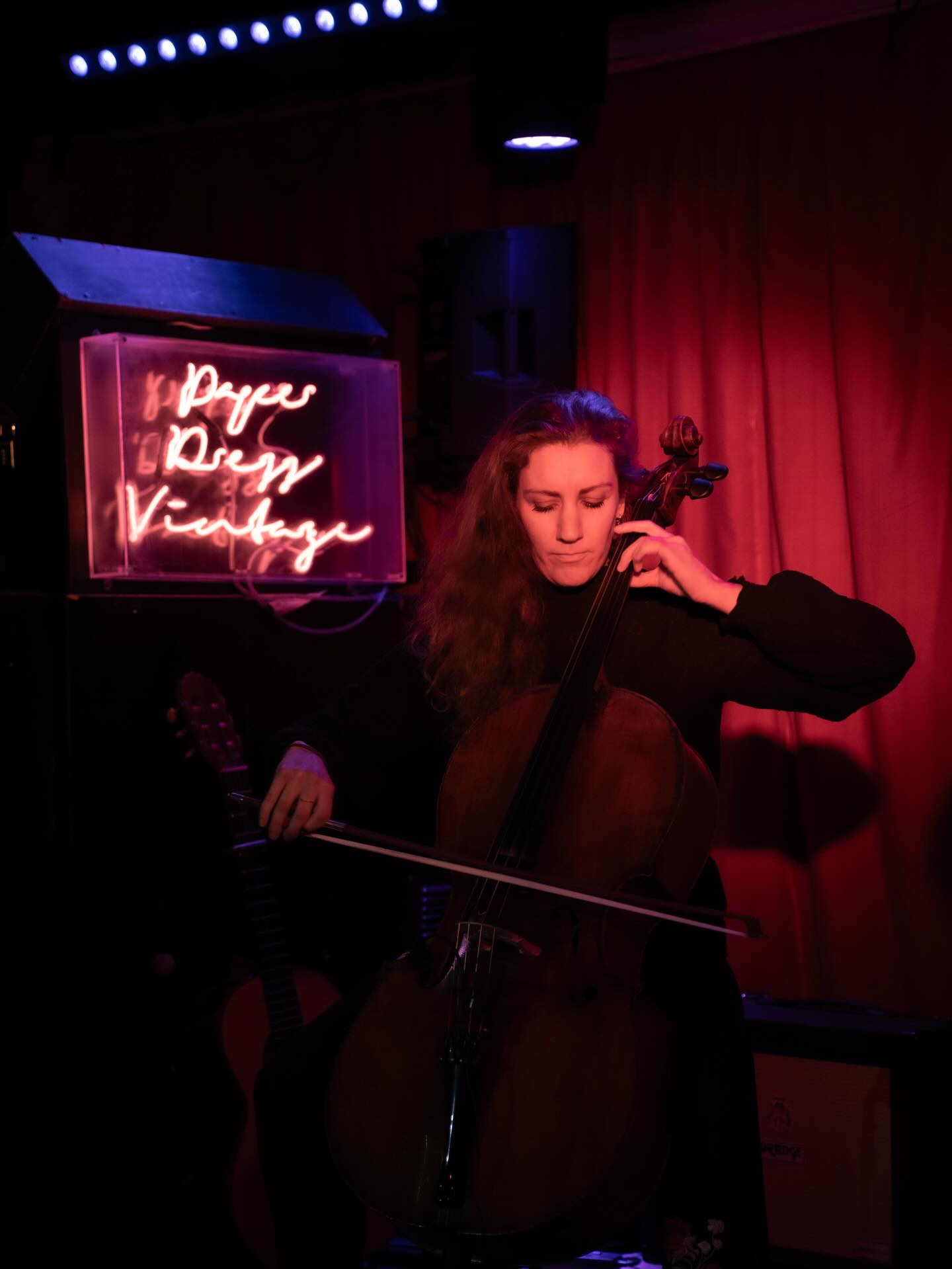 A beautiful evening with @toriawooff in London town at the very cool @paperdresslive 🎻
📸 @crooked.photography