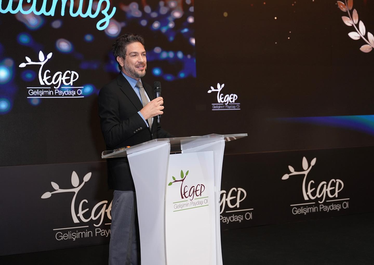 Türkiye Eğitim ve Gelişim Platformu (TEGEP) Derneği tarafından her yıl düzenlenen Eğitim ve Gelişim Zirvesi bu yıl “re” teması ile hepimizi eğitimi yeniden düşünmeye davet etti.
Hızla değişen bir dünyada eğitimciler olarak, eğitimi yeniden kurgulamalı, güncel ihtiyaçlar ve gelecek hedeflerimiz doğrultusunda hızla değiştirmeli, gerekirse alışkanlıklarımızdan vazgeçmeli, yeniden düşünmeli ve aksiyon almaya başlamalıyız.
13. kez uzman isimlerler ile eğitim ve gelişim profesyonellerini bir araya getiren zirvede bu yılki mottomuz: “Öğrenme her zaman en büyük gücümüz” oldu. Aynı zamanda 2023 TEGEP Öğrenme ve Gelişim Ödülleri de sahiplerini buldu.
Kurumlardaki başarılı uygulamaların görünür hale gelmesini, ödüllendirilmesini ve paylaşılarak yaygınlaşmasını amaçlayan Öğrenme ve Gelişim Ödülleri’nde bu yıl bir kez daha jüri üyesi olarak görev almaktan onur ve mutluluk duydum.
Bir yandan inceleme ve değerlendirme şansı bulduğum onlarca proje arasından kolay olmasa da sektöre örnek olacak en iyi uygulamaları ön plana çıkarmaya çalışırken, diğer yandan bu projeleri hazırlayan kurumların deneyimlerinden kendim de öğrenme ve gelişme imkanı buldum.
İster öğrenci, ister öğretmen; ister konuşmacı, ister dinleyen; ister proje hazırlayan isterse değerlendiren tarafta olalım “öğrenme her zaman en büyük gücümüz.”
Khan Academy’nin mottosunda söylediğimiz gibi “Kim olursan ol, nerede olursan ol; tek bir şeyi bilmelisin: Her şeyi öğrenebilirsin!”
#eğitim #egitim #gelişim #gelisim #hayatboyuöğrenme #yaşamboyuöğrenme #kurumsaleğitim #kurumsalsosyalsorumluluk #kss #yenilik #değişim #dönüşüm #tegep #eğitimvegelişim #zirve #paylaşım #deneyim #öğrenme #ödül #ödültöreni #jüri #khanacademy #khanacademyturkce #khanacademytürkçe #herşeyiöğrenebilirsin