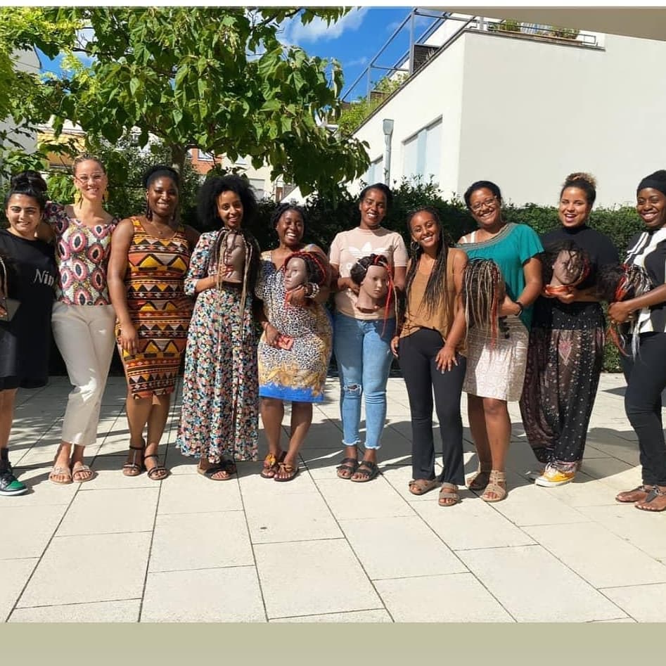 Und noch mehr Workshop-Gruppenfotos😍
Trotz einiger Monate Corona bedingter Zwangspause, haben wir uns dieses Jahr nicht unterkriegen lassen😍🙌🏽 Und noch ist #2020 nicht zu Ende... #staytuned
#afrodeutsch #haarworkshop #blackcommunitygermany #goodvibes #sisterhood #afrolocken #haarpflege