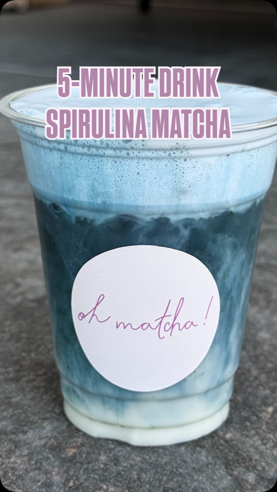 Spirulina x Matcha 💙💚 Die Mikroalge Spirulina kann alleine leicht „meerig“ schmecken, Matcha gleicht das aus und macht den Drink cremig und mild. 😮💨
💭 Schreibe 💙 in die Kommentare und ich schicke dir das Rezept