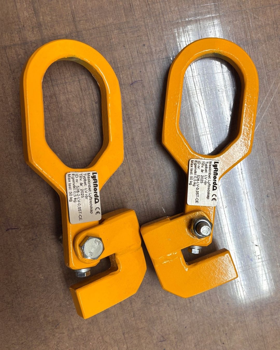 Kunden behövde nya redskap för att lyfta rör.
Vi tillverkade två enligt deras ritningar och såg till att de blev CE-märkta.
Rätt redskap gör jobbet säkrare och enklare.