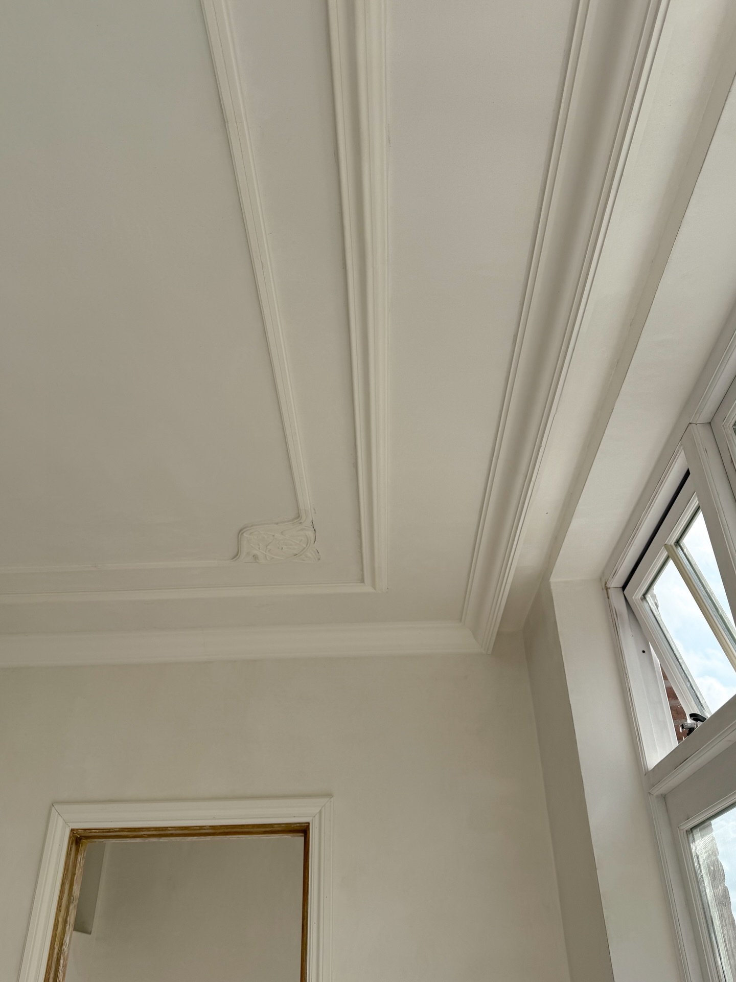 Terug in ons archief en we kwamen deze klus van vorige zomer tegen. Een prachtig resultaat met kroonlijsten en rozetten op het plafond ππΌποΈ
#kroonlijsten #rozetten #interieurafwerking