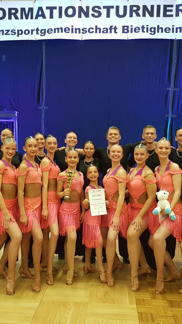 Heute ist das 4. Turnier unserer C!🩷
Los geht's jetzt um 6:45 Uhr nach Mannheim zu der @laforma_mannheim !
Wir sind noch etwas müde, freuen uns sehr!😍🔥
Hier ein Rückblick von unserem Heimturnier vor 2 Wochen.
#bietigheim #dance #latin #formation #wunder